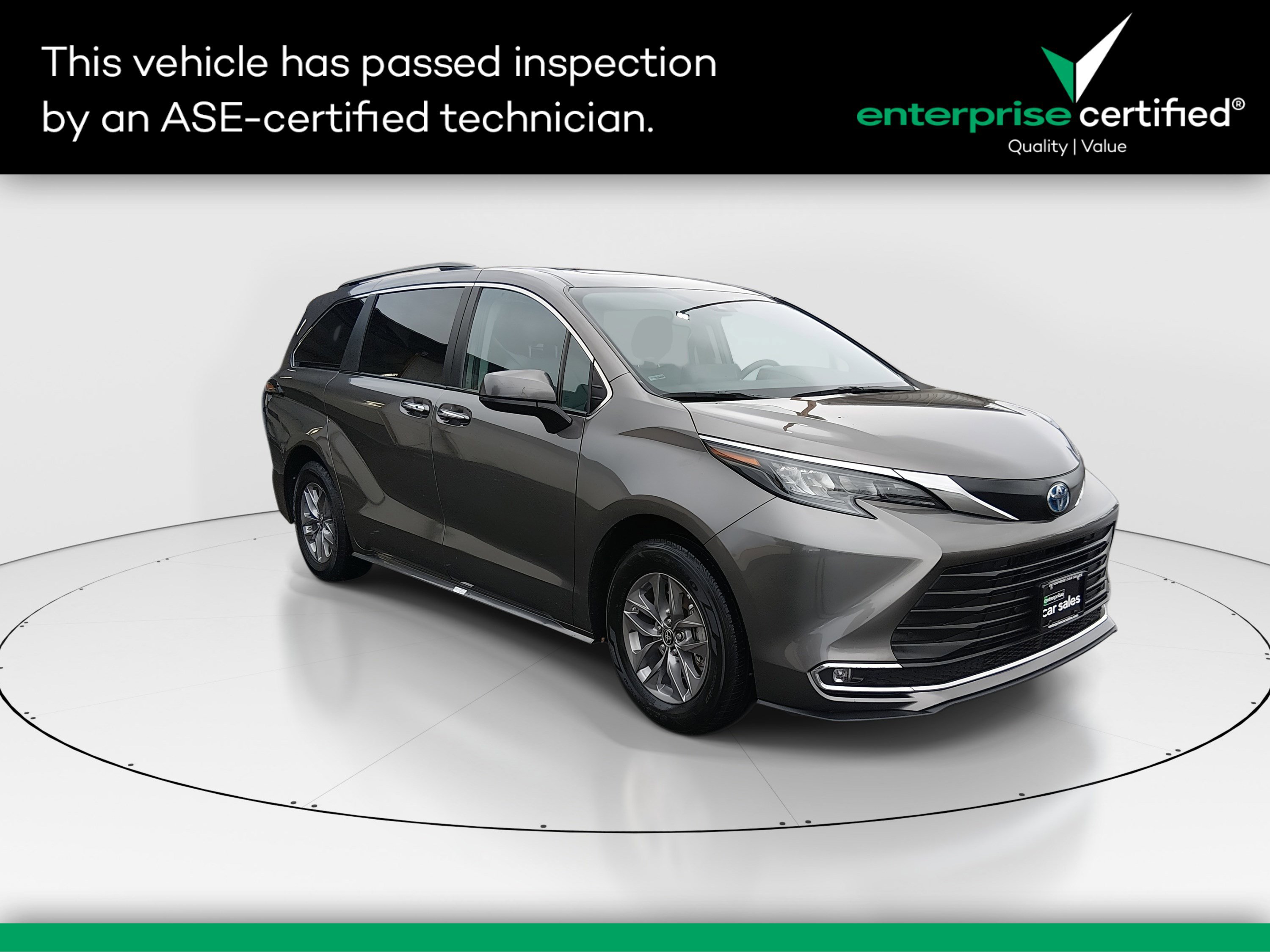 2024 Toyota Sienna XLE's photo