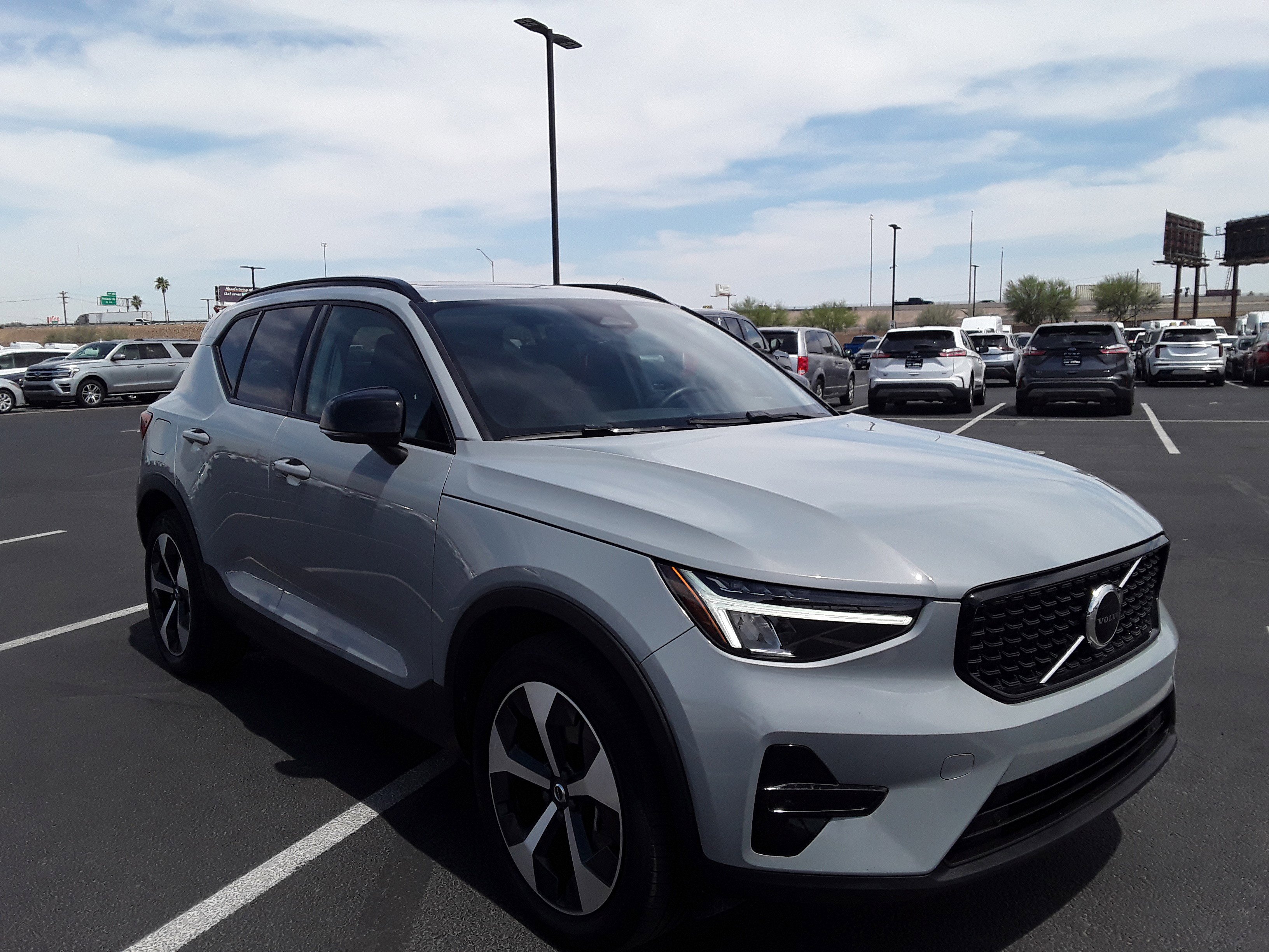 2024 Volvo XC40 B5 AWD Core Dark Theme