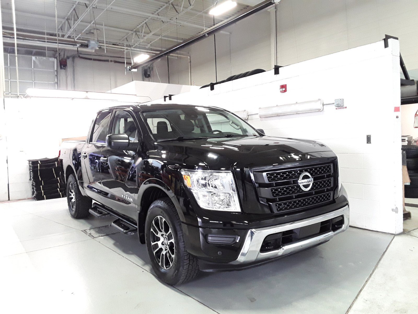 2022 Nissan Titan 4x4 Crew Cab SV