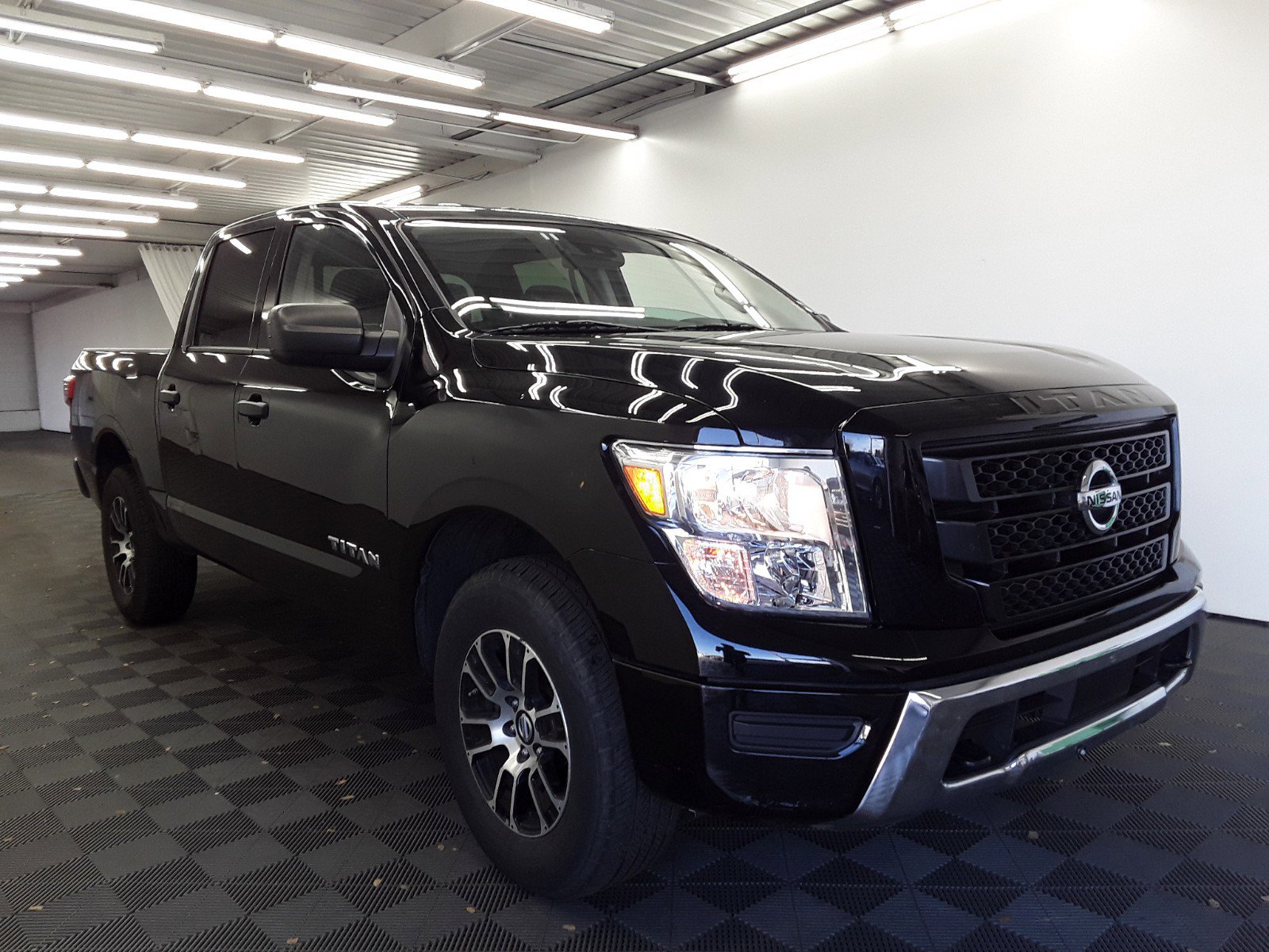 2022 Nissan Titan 4x4 Crew Cab SV