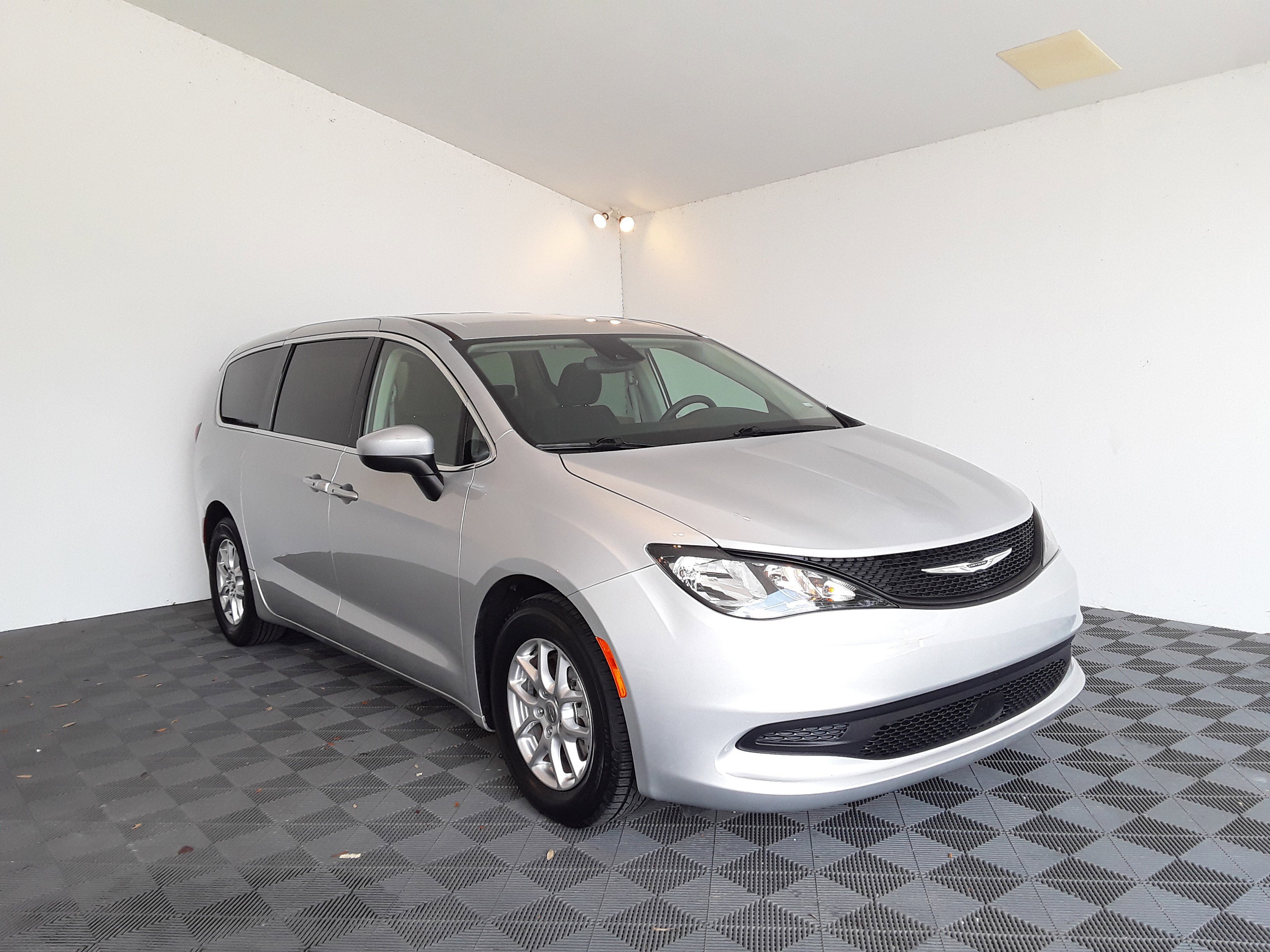 2023 Chrysler Voyager LX FWD