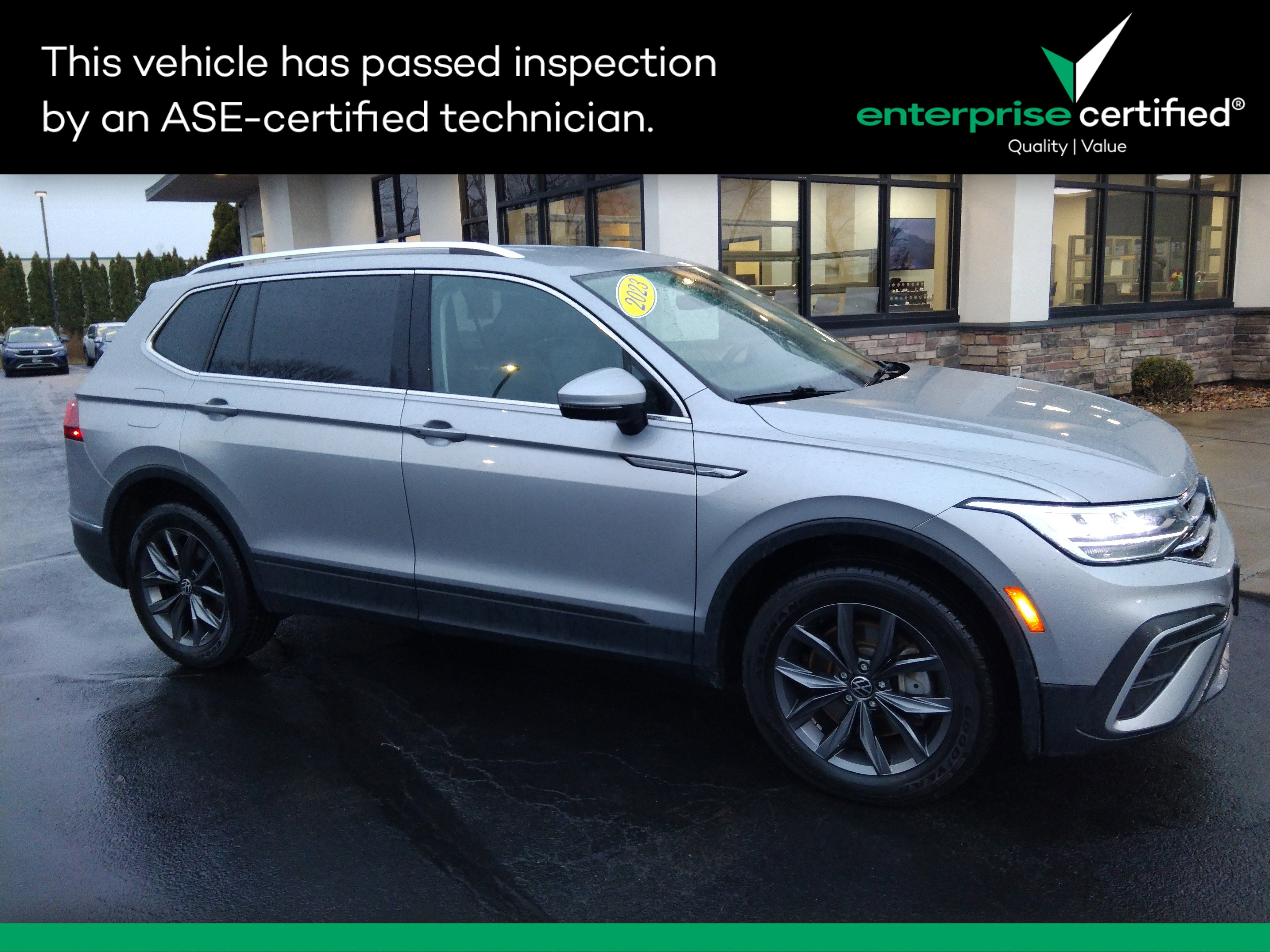 2023 Volkswagen Tiguan SE's photo