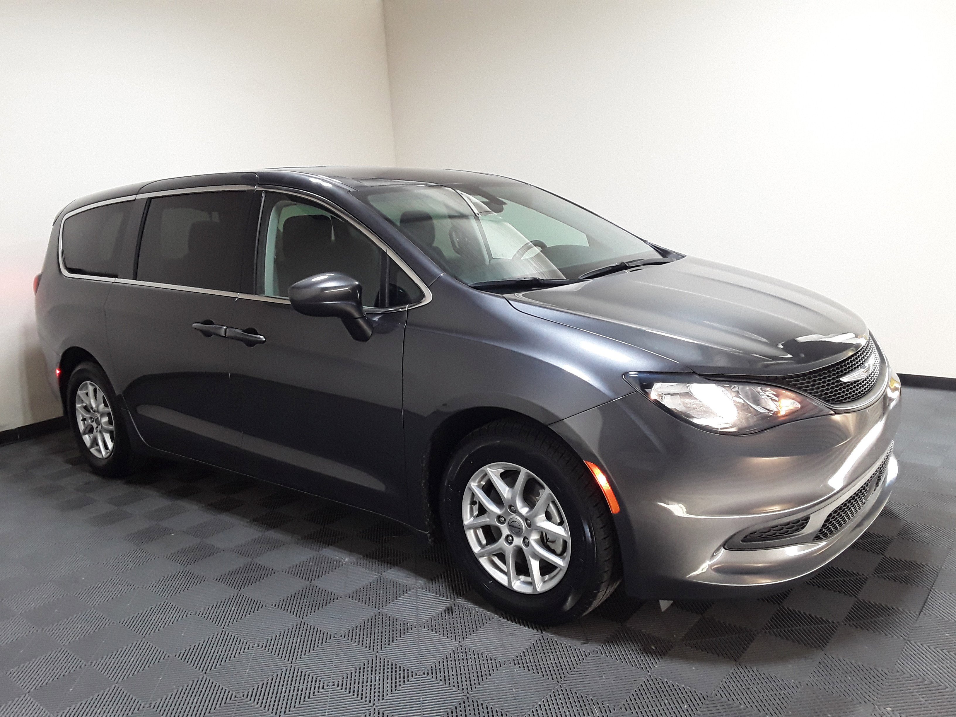 2022 Chrysler Voyager LX FWD