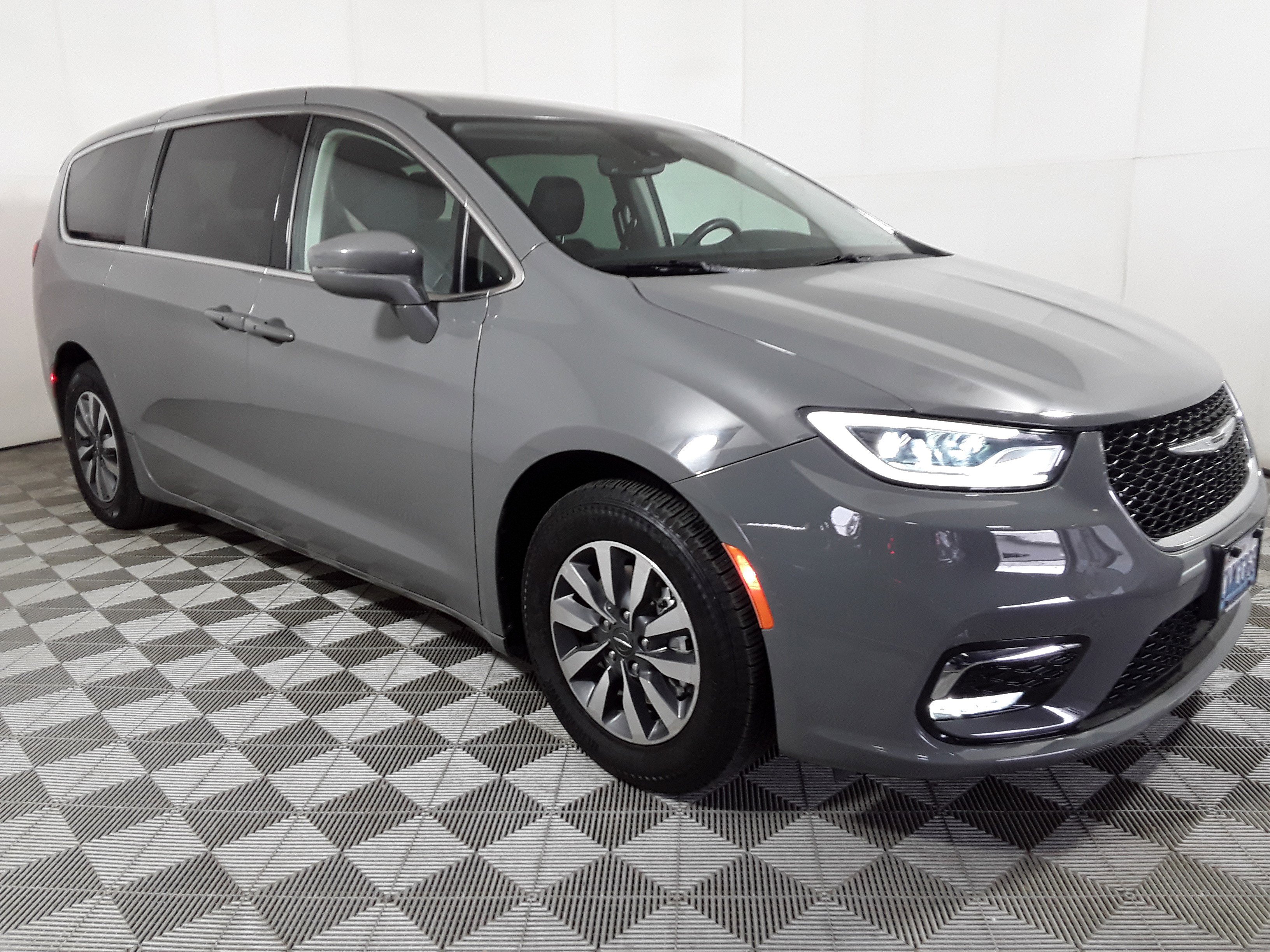 2022 Chrysler Pacifica Hybrid Touring L FWD