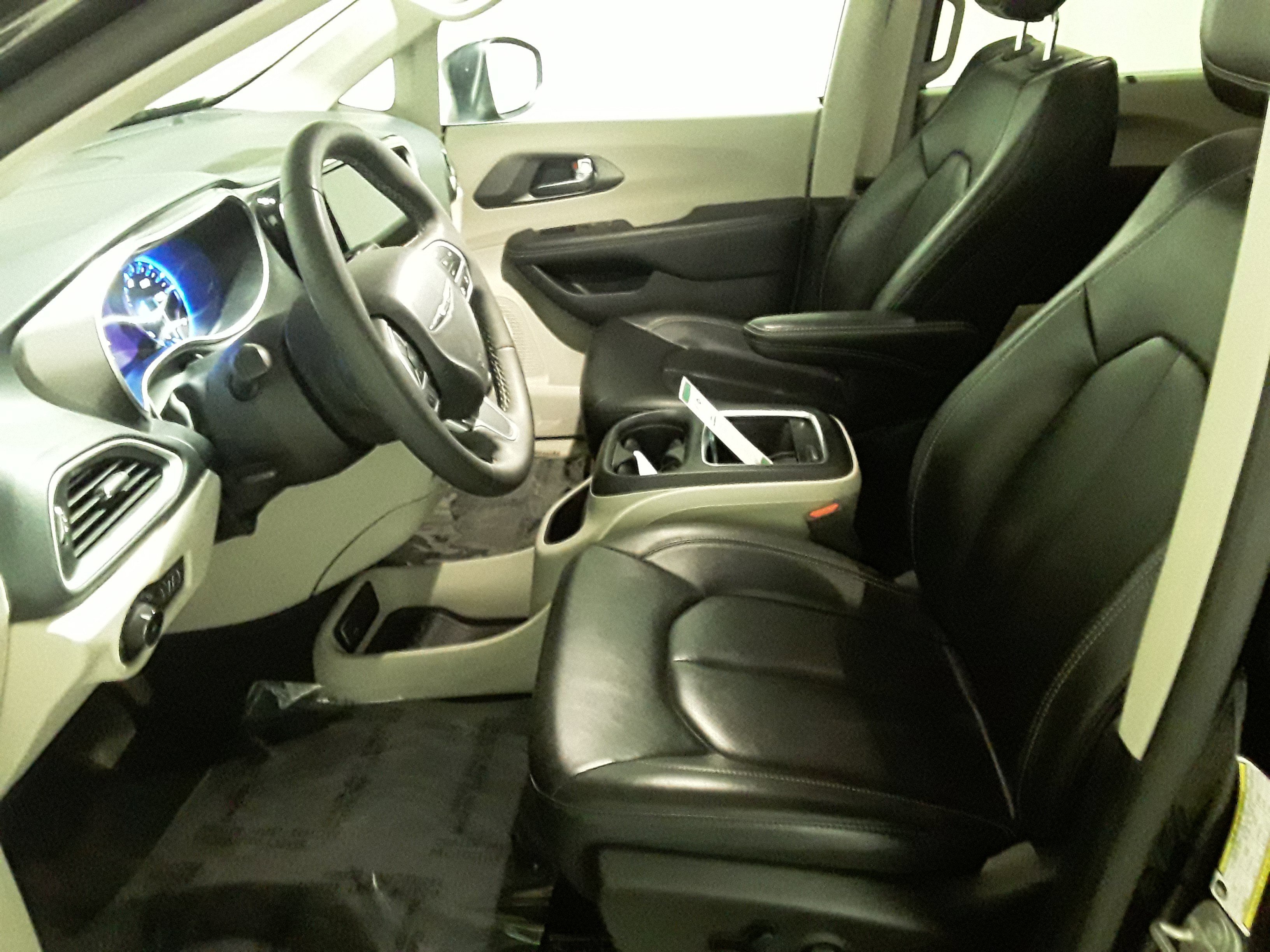 Image 9 of Used 2023 Chrysler Pacifica Touring L FWD
