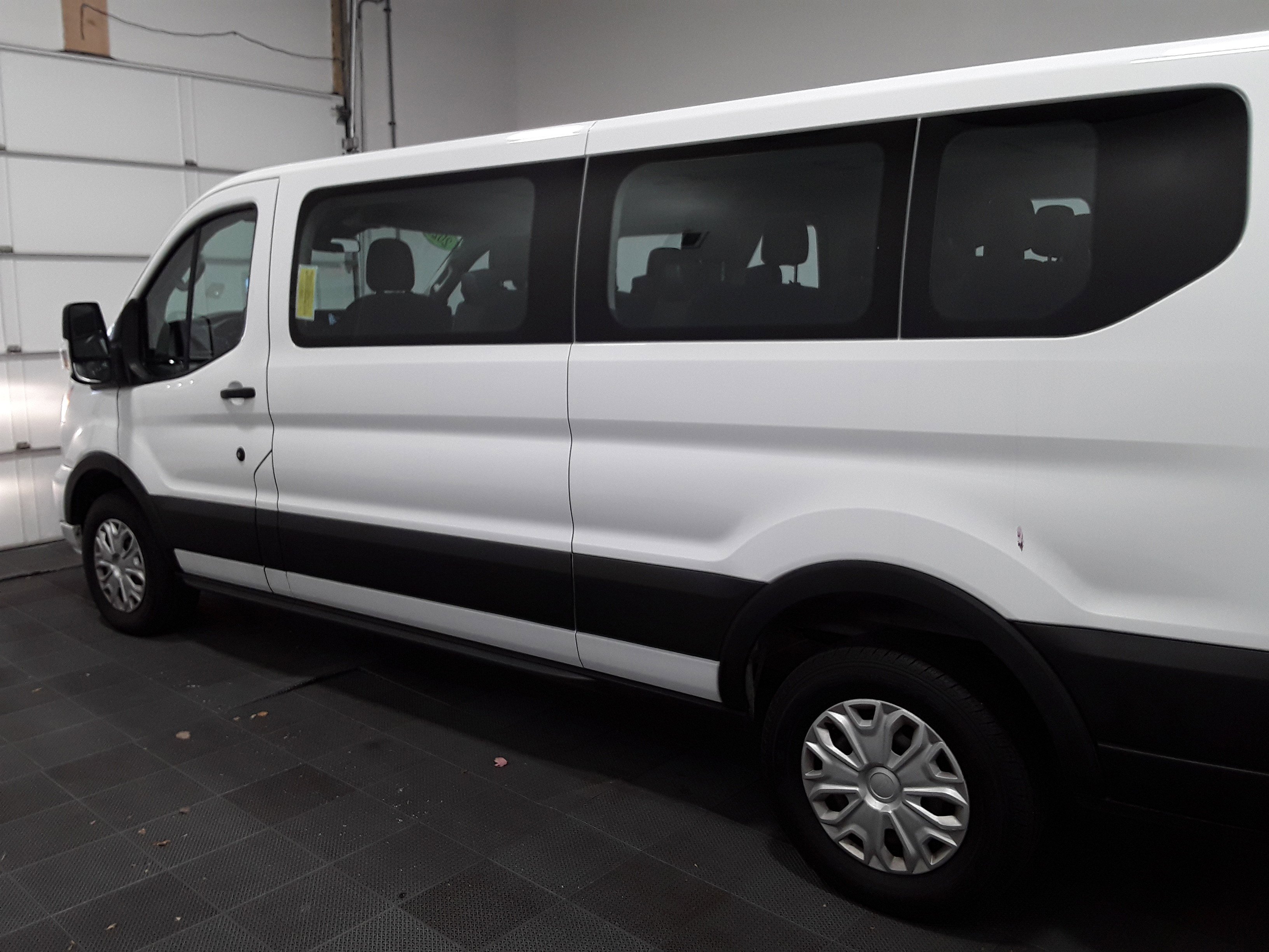 Image of Used 2021 Ford Transit Passenger Wagon T-350 148" Low Roof XLT RWD