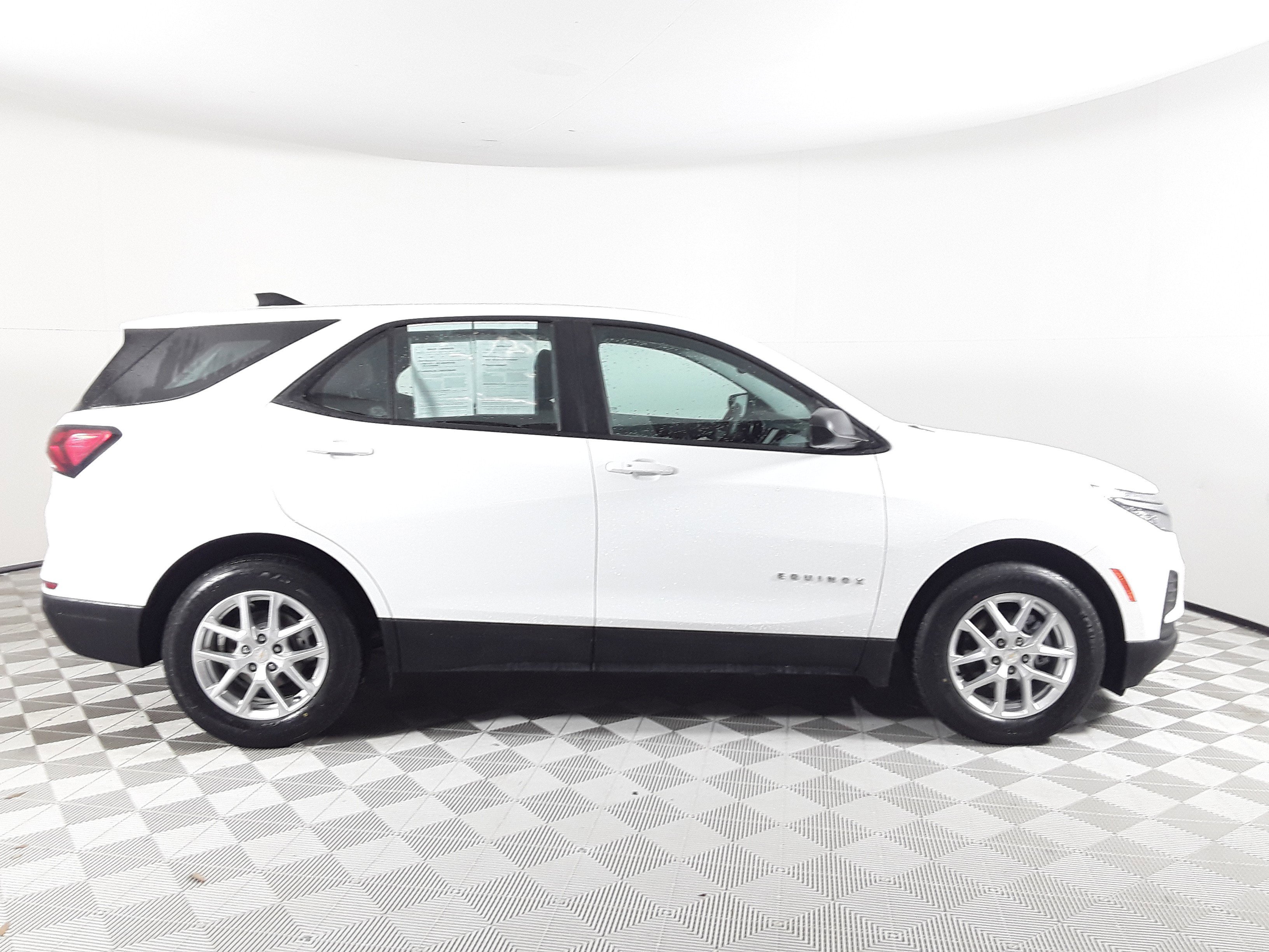 Image 2 of Used 2022 Chevrolet Equinox FWD 4dr LS w/1FL