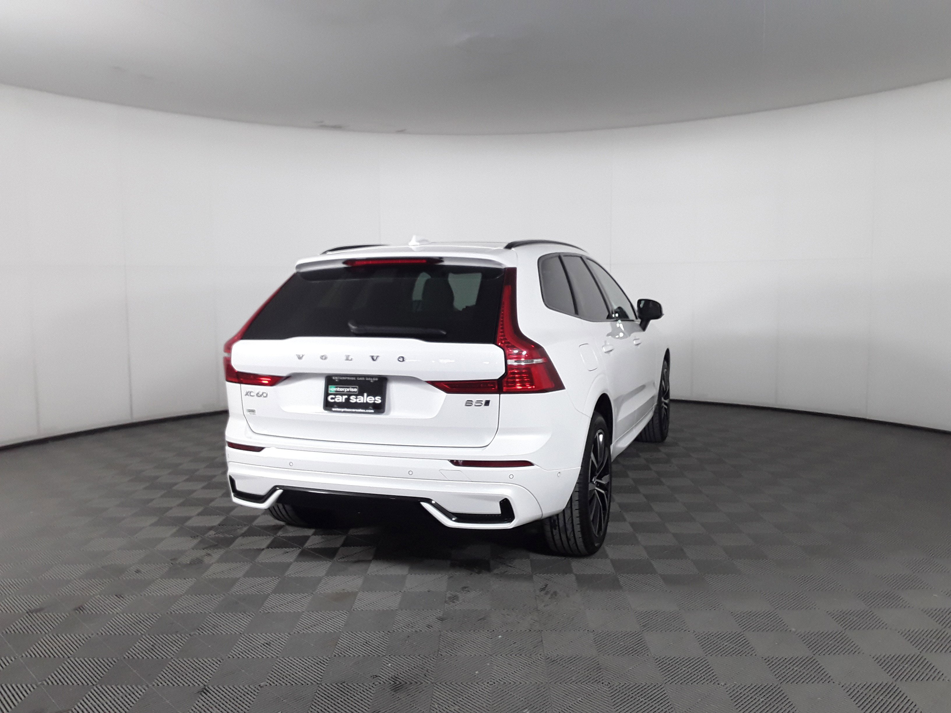 2024 Volvo XC60 B5 AWD Plus Dark Theme