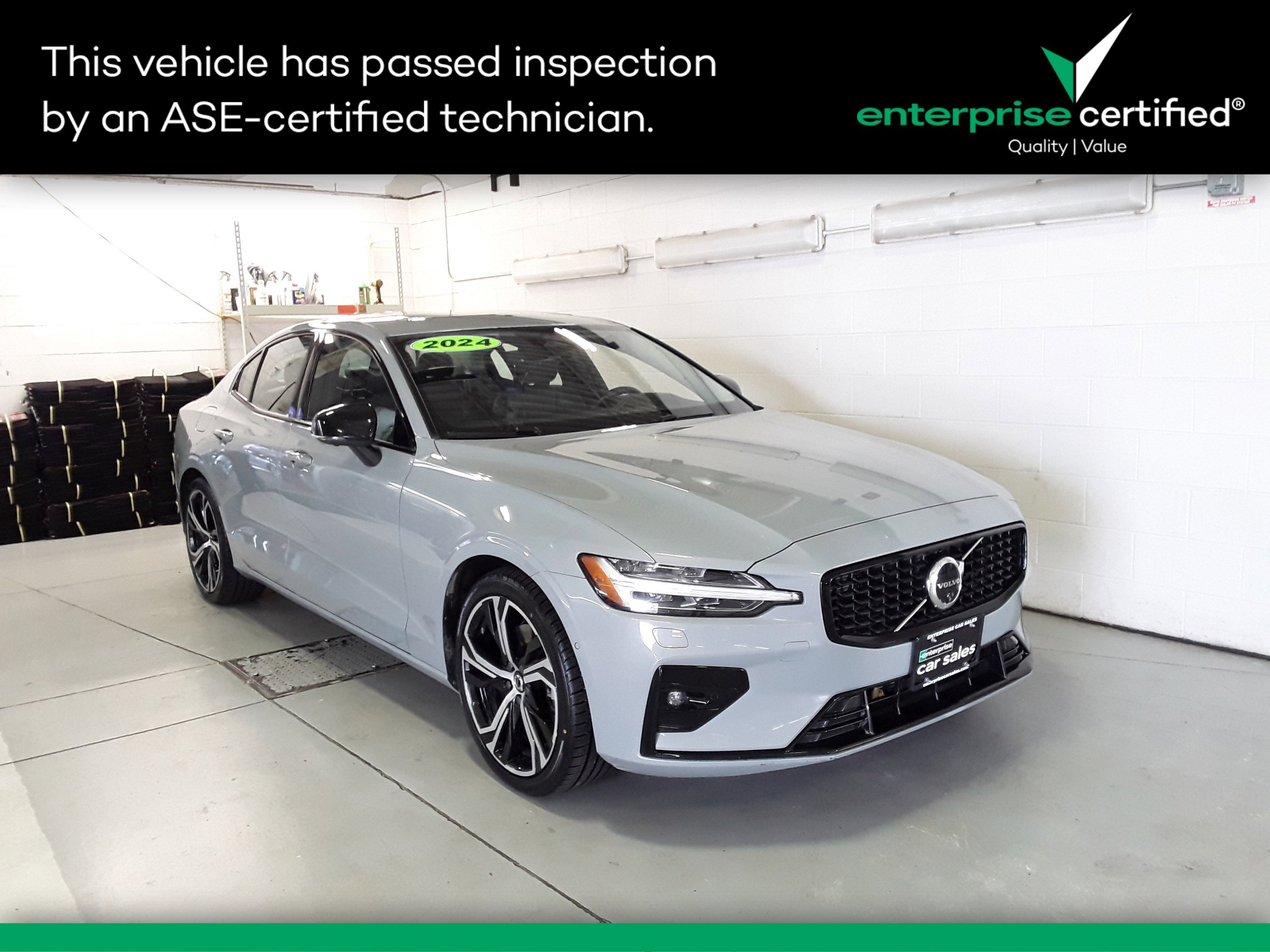 2024 Volvo S60 B5 AWD Plus Dark Theme