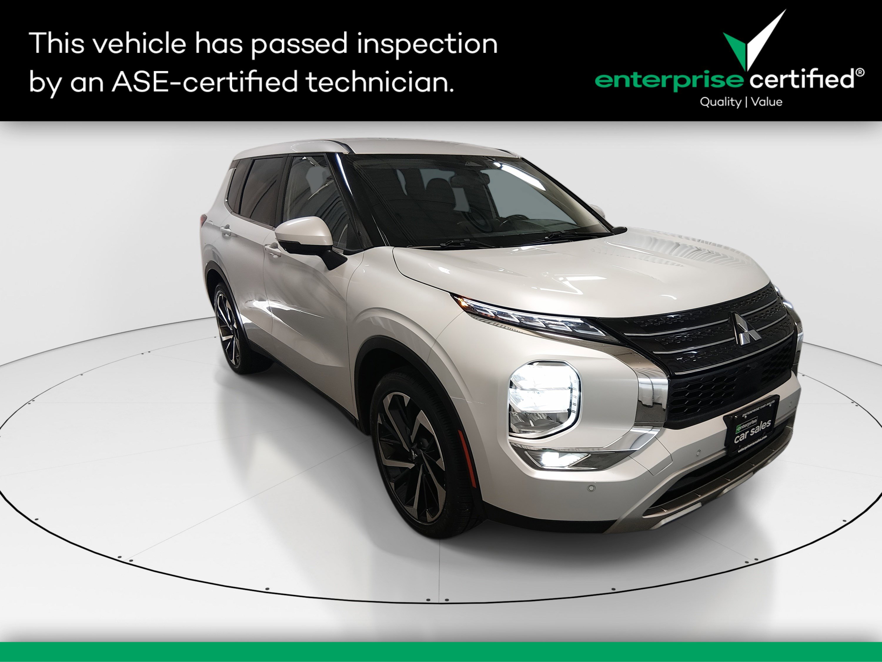 2023 Mitsubishi Outlander SE's photo