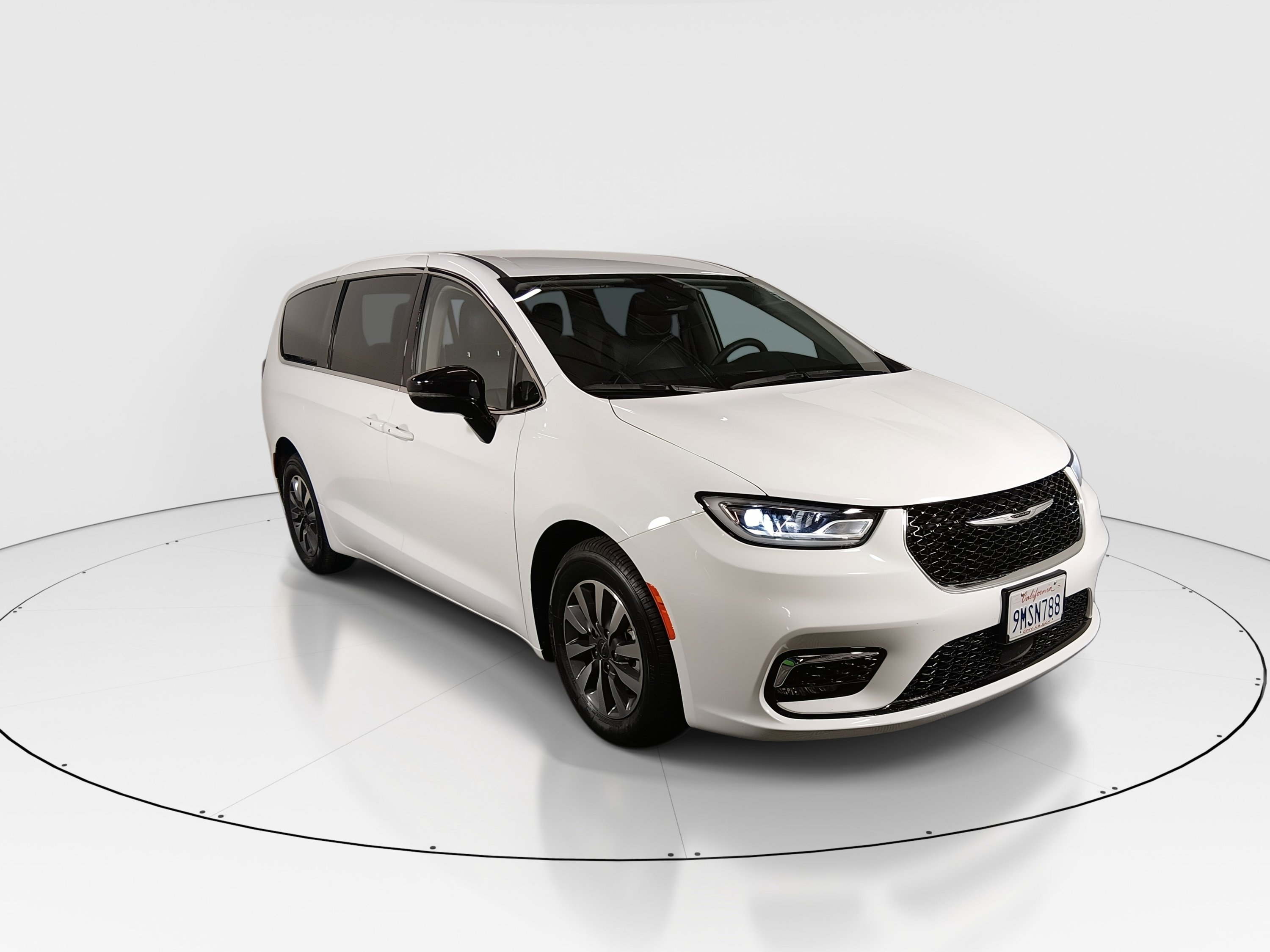 2024 Chrysler Pacifica PHEV Select's photo