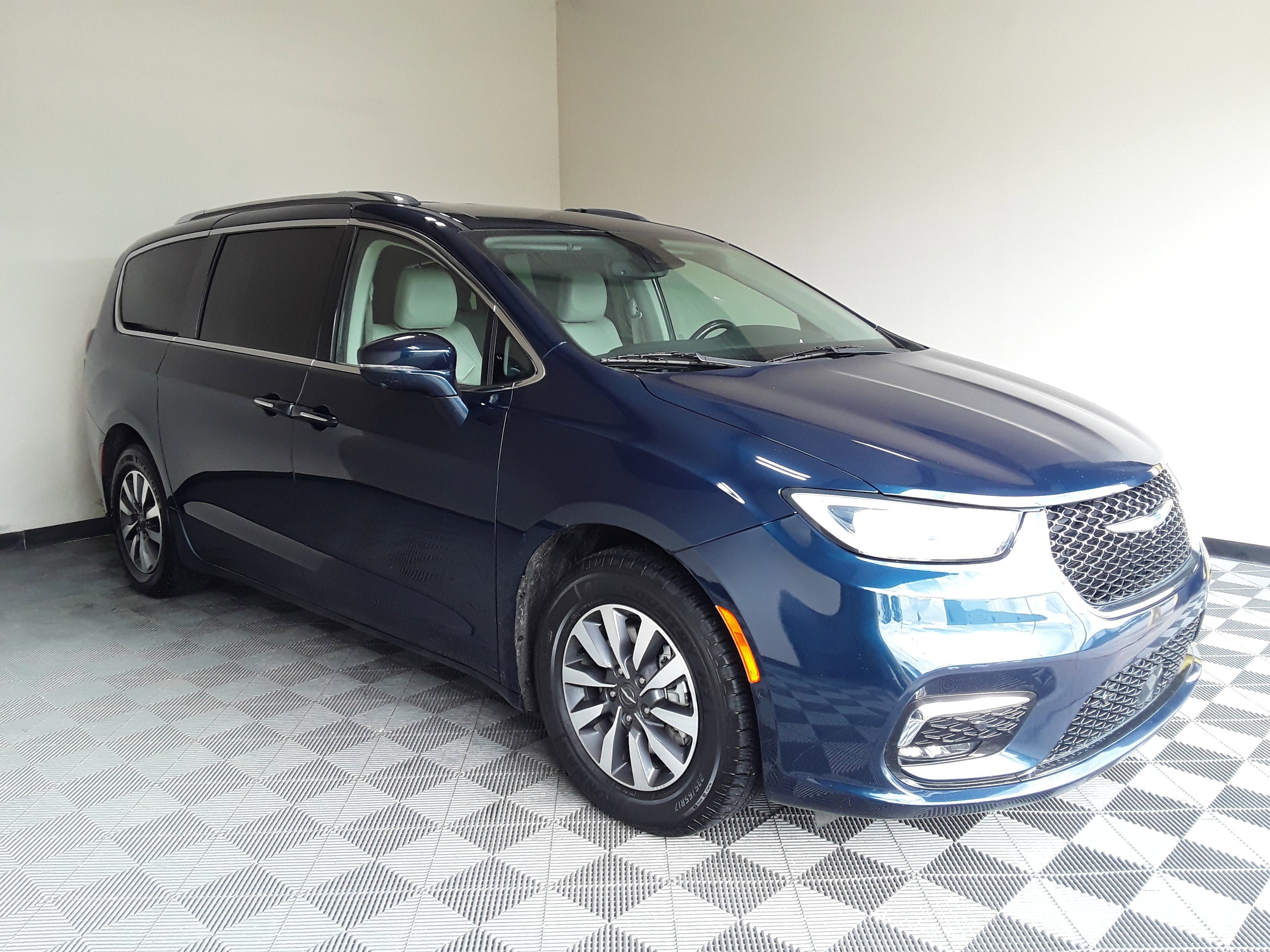 2021 Chrysler Pacifica Hybrid Touring L FWD