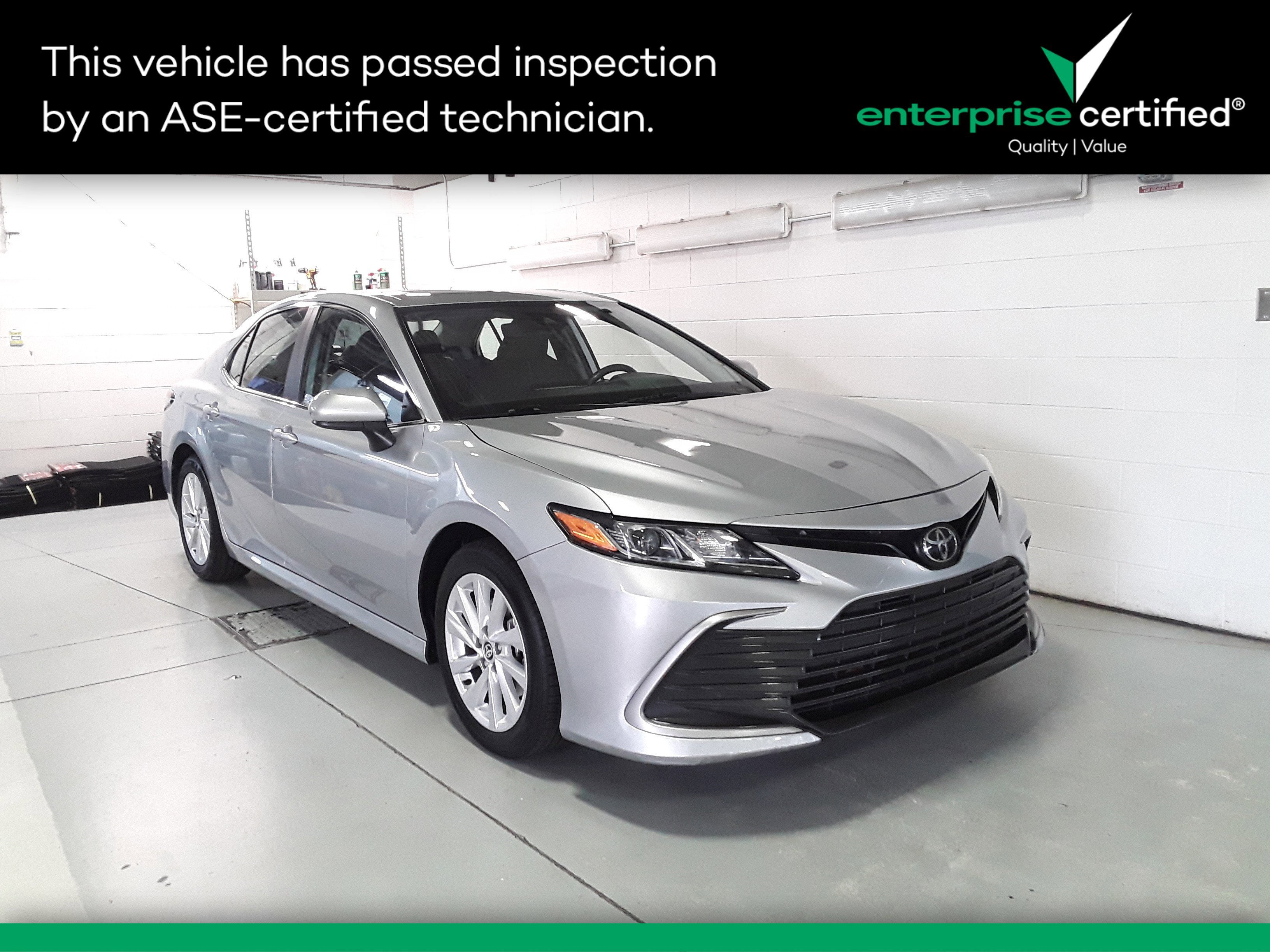 2023 Toyota Camry LE's photo