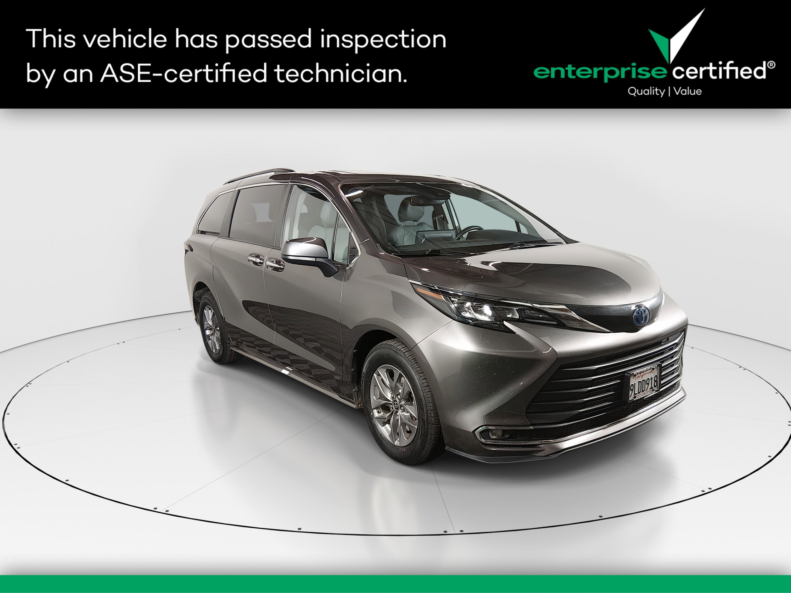 2024 Toyota Sienna XLE's photo