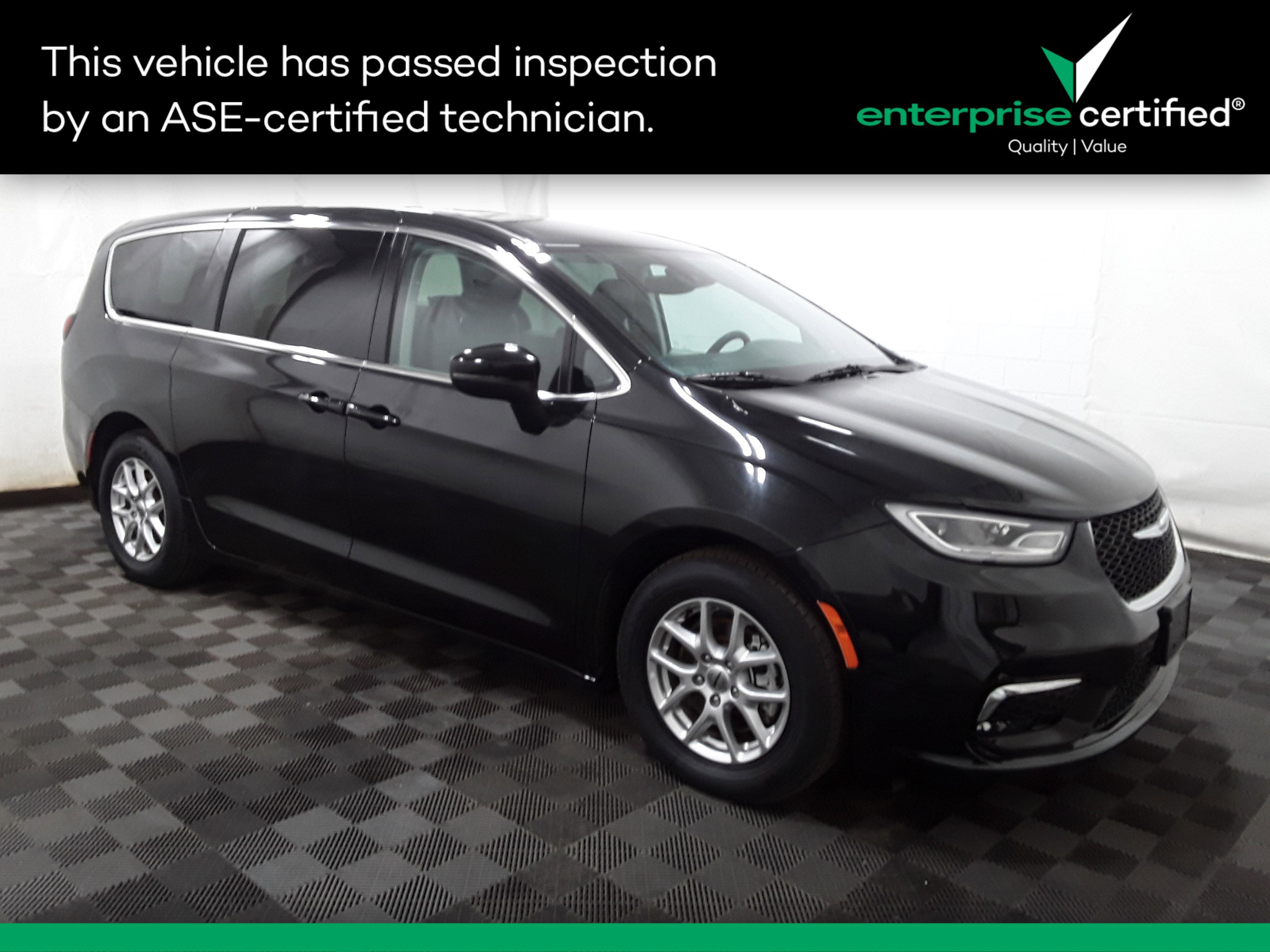 2023 Chrysler Pacifica Touring L's photo