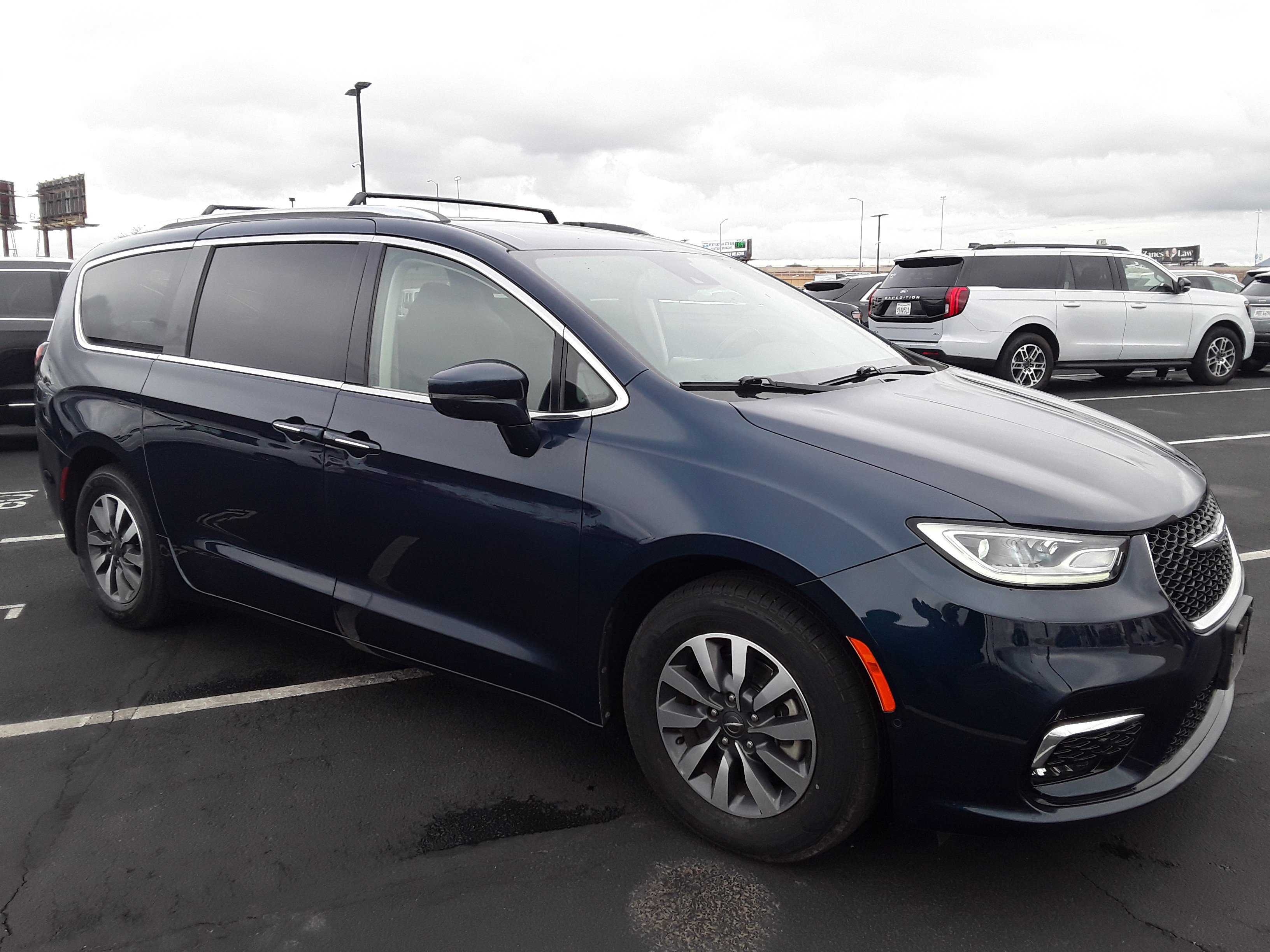 2021 Chrysler Pacifica Hybrid Touring L's photo