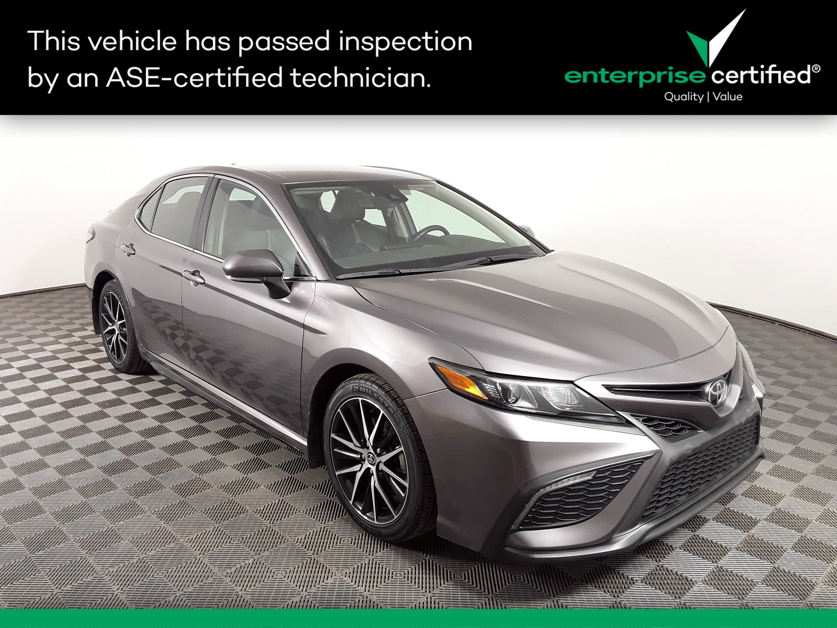 2023 Toyota Camry SE's photo