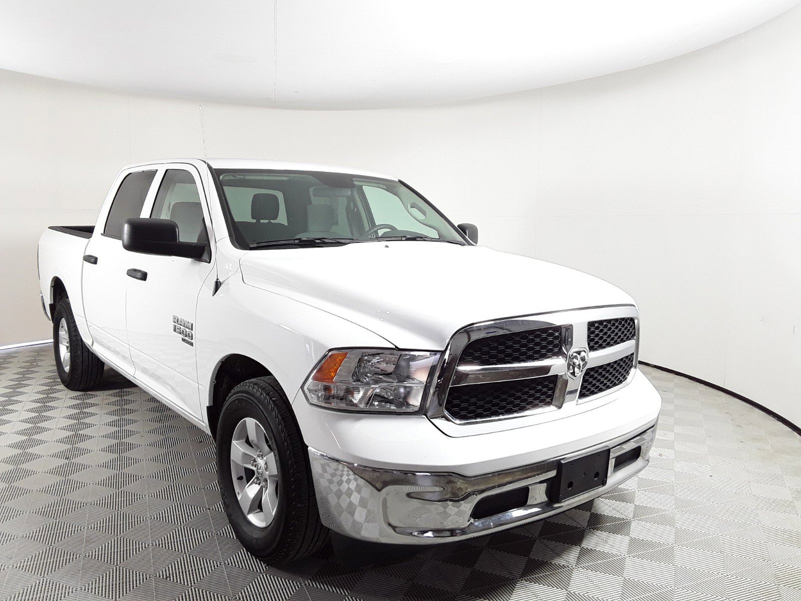 2022 Ram 1500 Classic SLT 4x2 Crew Cab 5'7