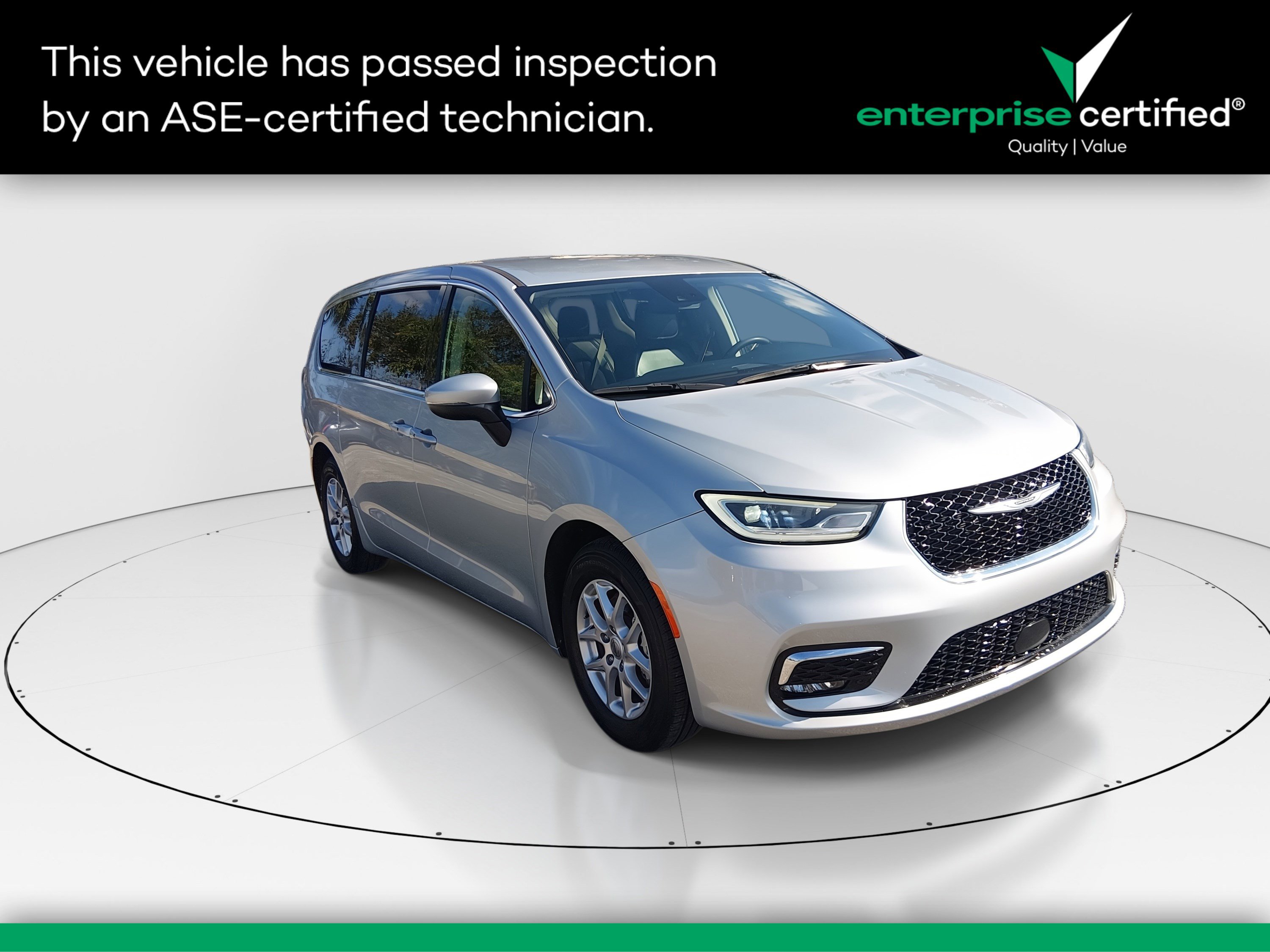 2023 Chrysler Pacifica Touring L's photo