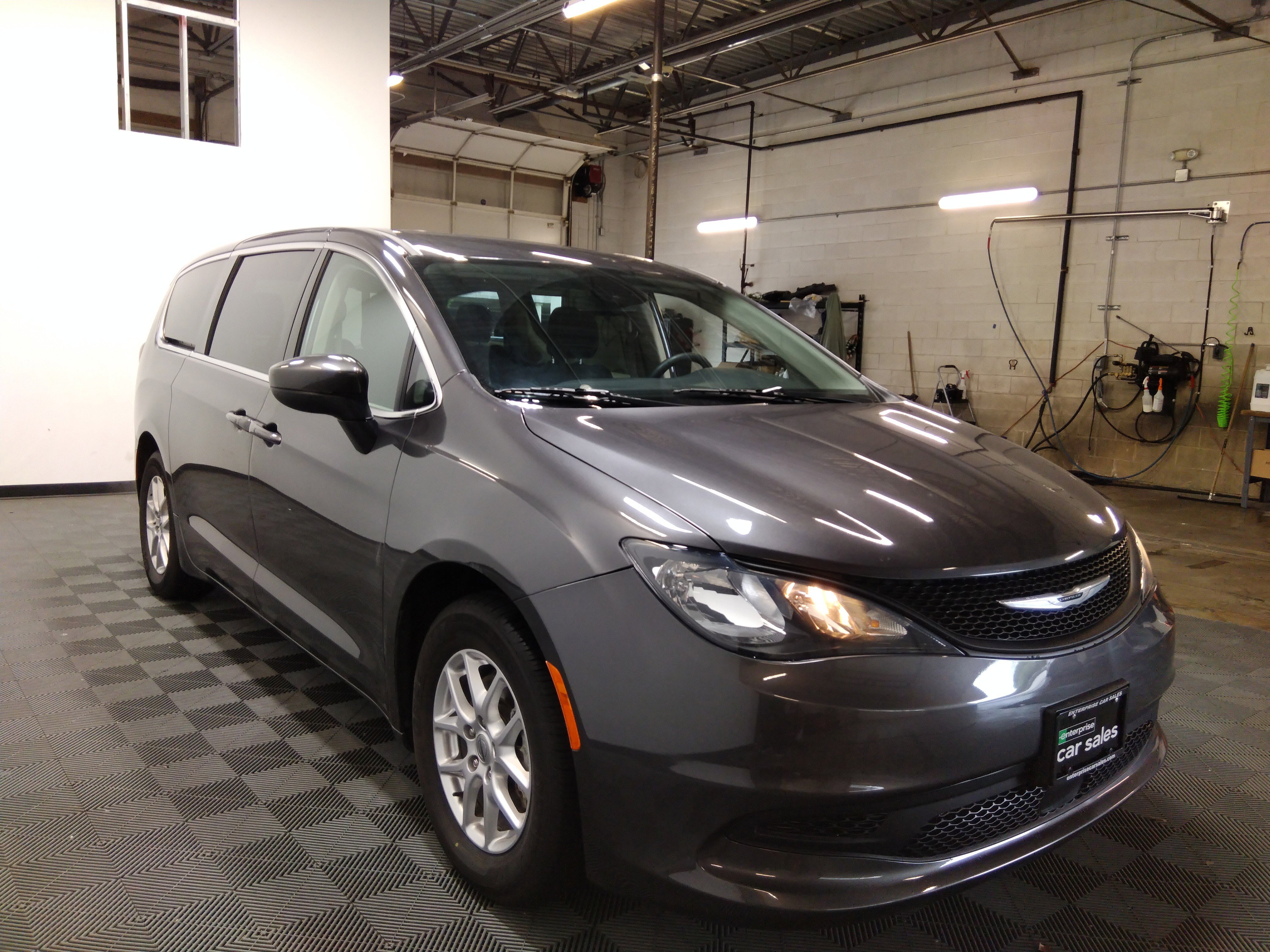 2023 Chrysler Voyager LX FWD