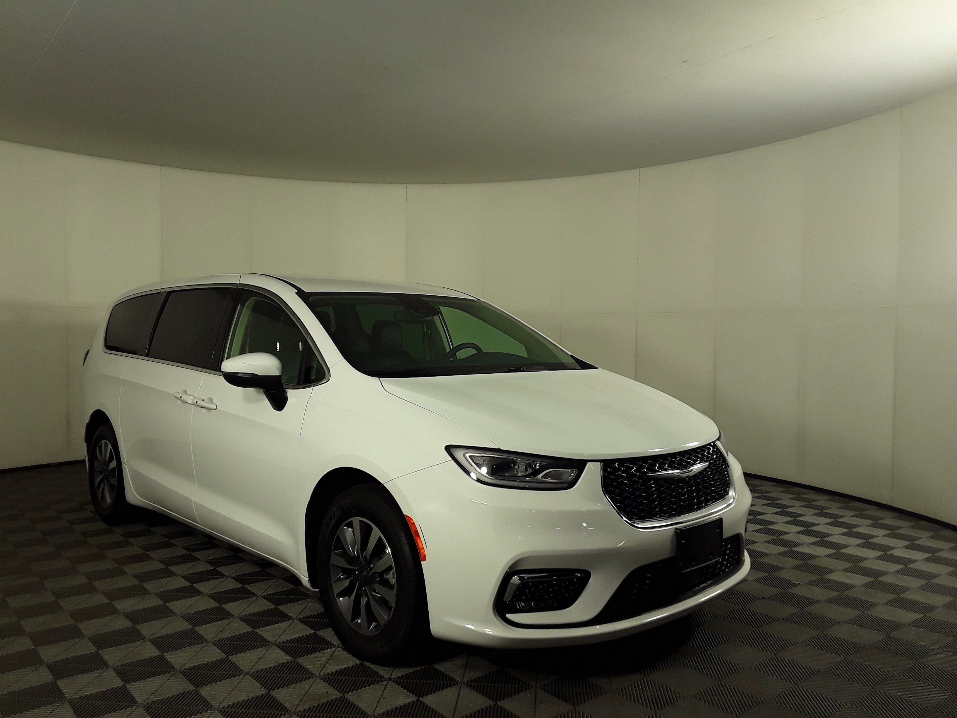 2023 Chrysler Pacifica Hybrid Touring L FWD