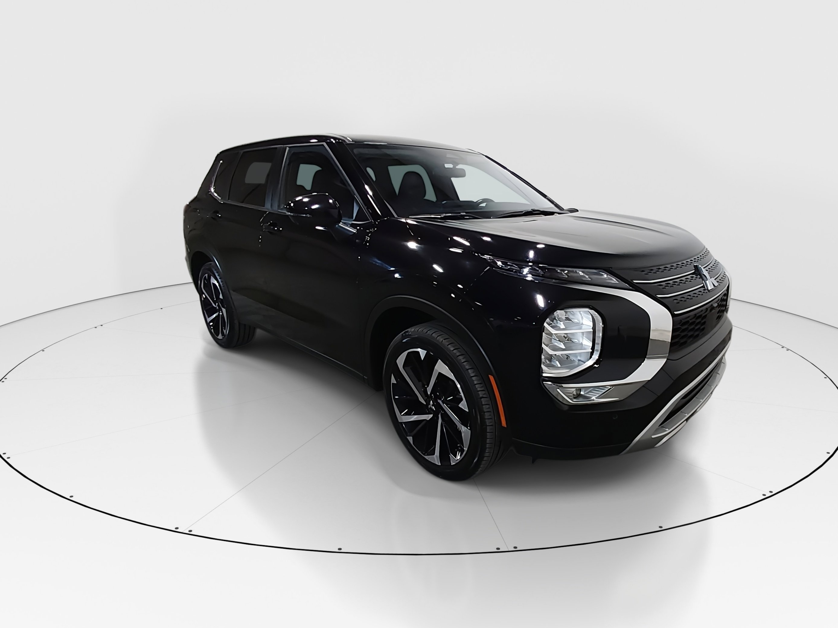 2024 Mitsubishi Outlander SE's photo