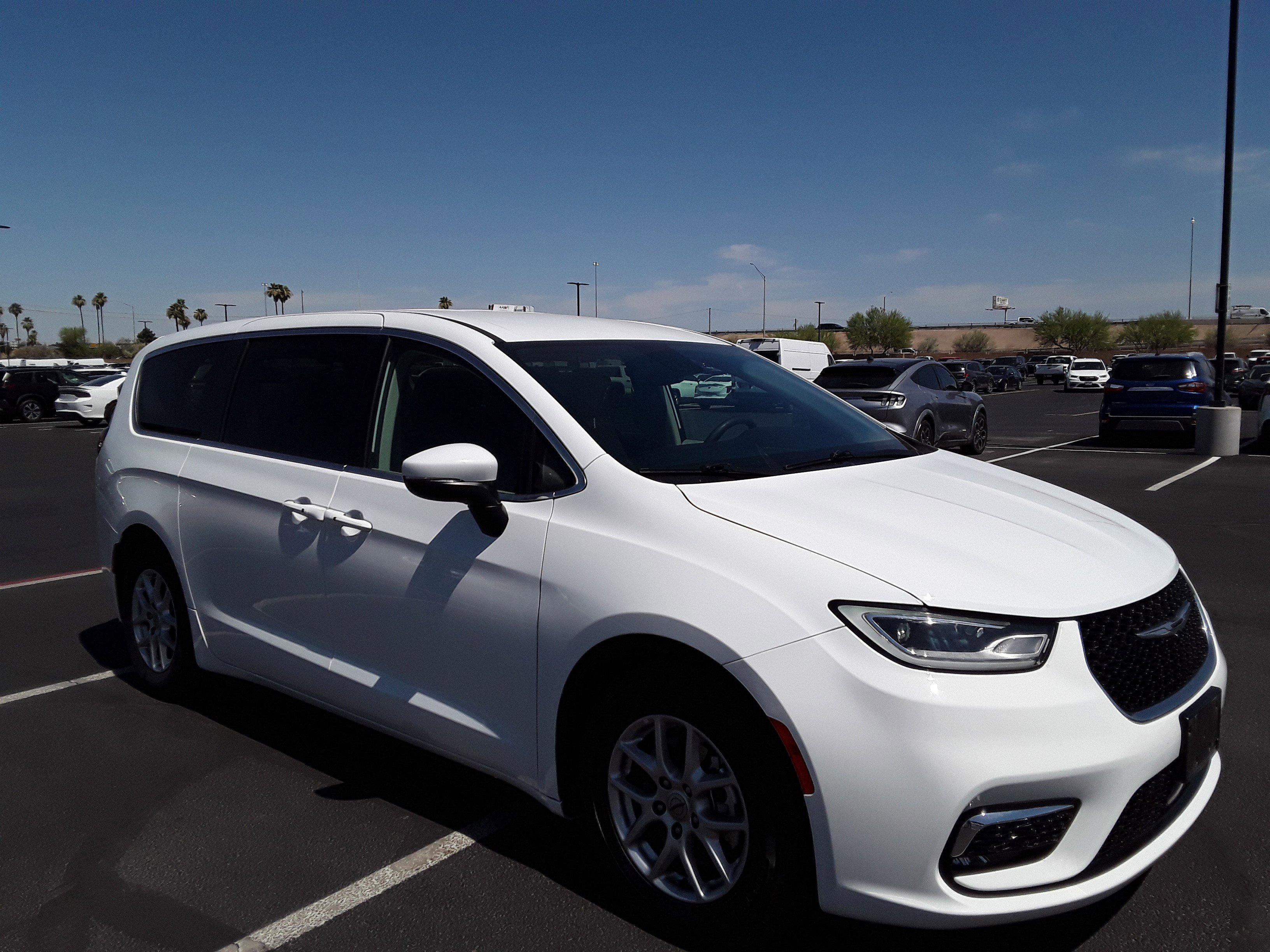 2023 Chrysler Pacifica Touring L's photo