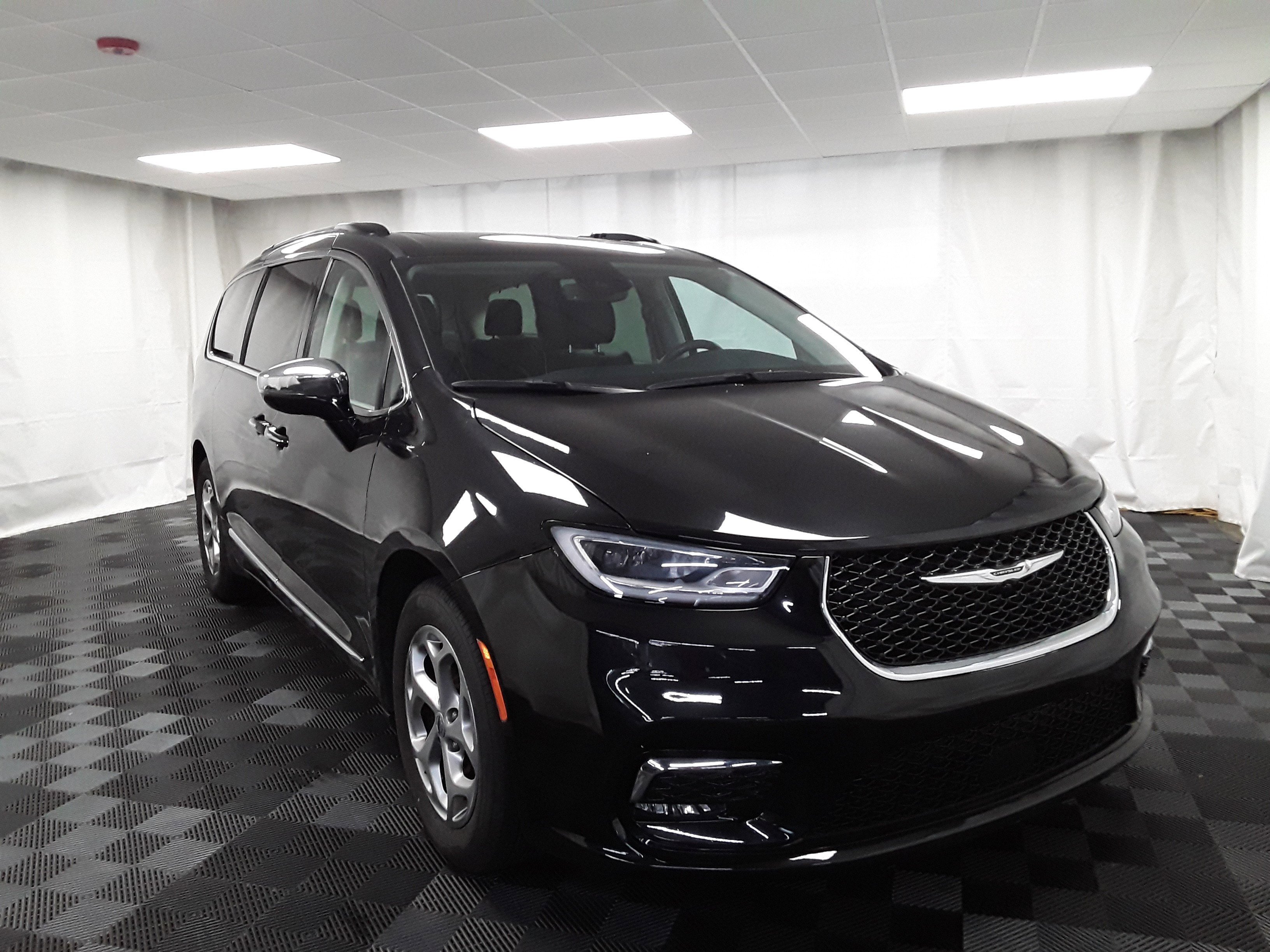 2023 Chrysler Pacifica Limited FWD