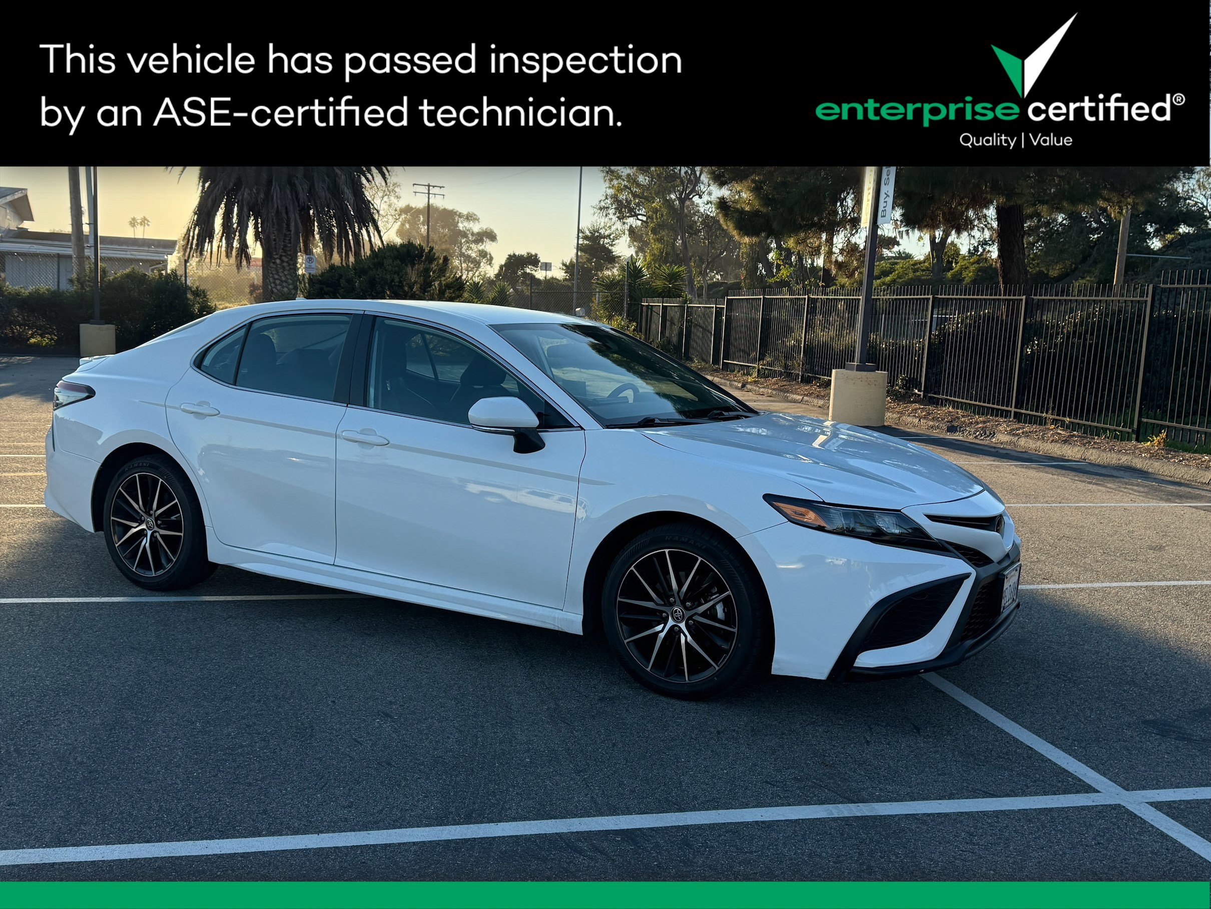 2023 Toyota Camry SE's photo