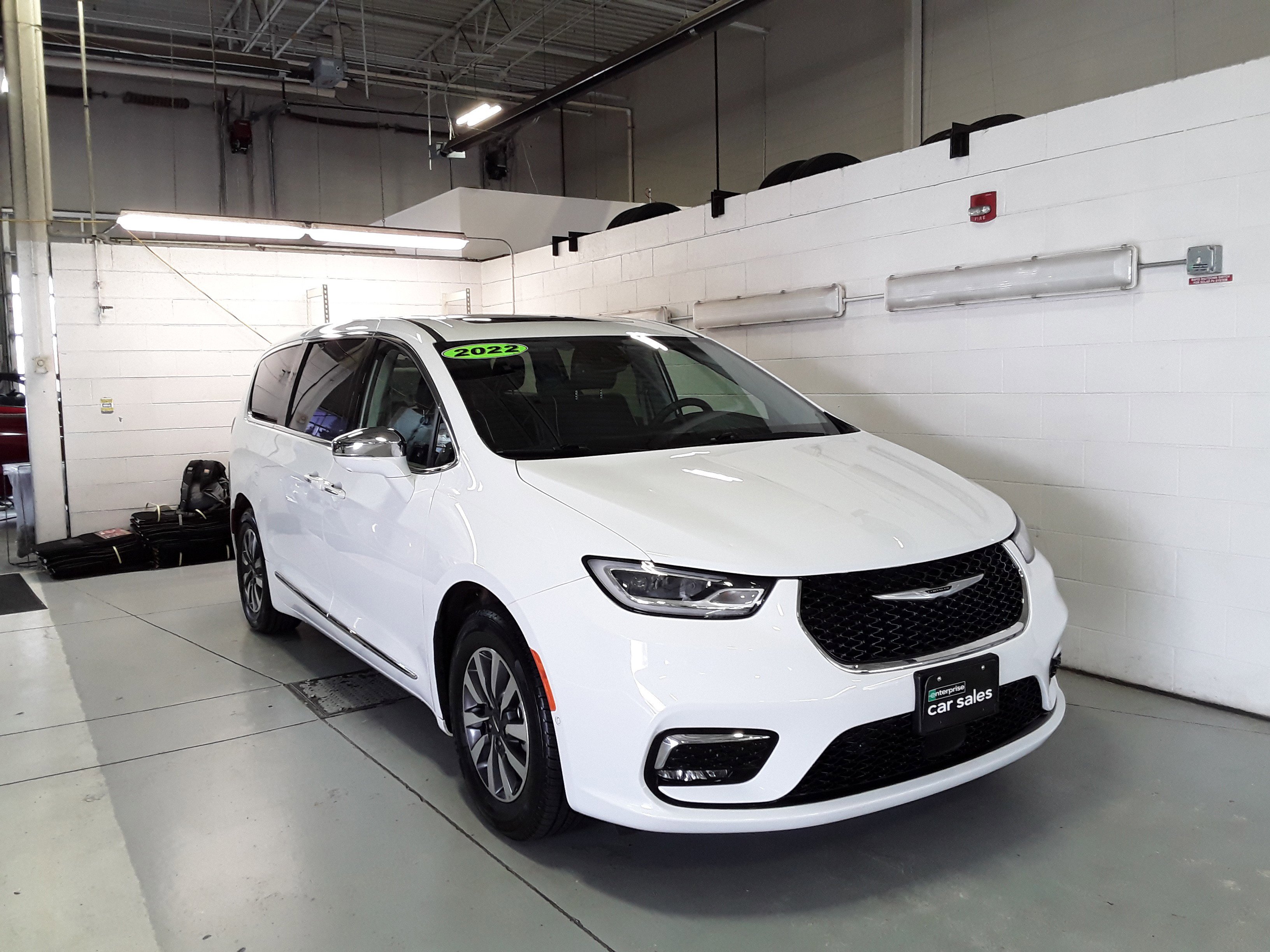 Used 2022 Chrysler Pacifica Hybrid Limited FWD