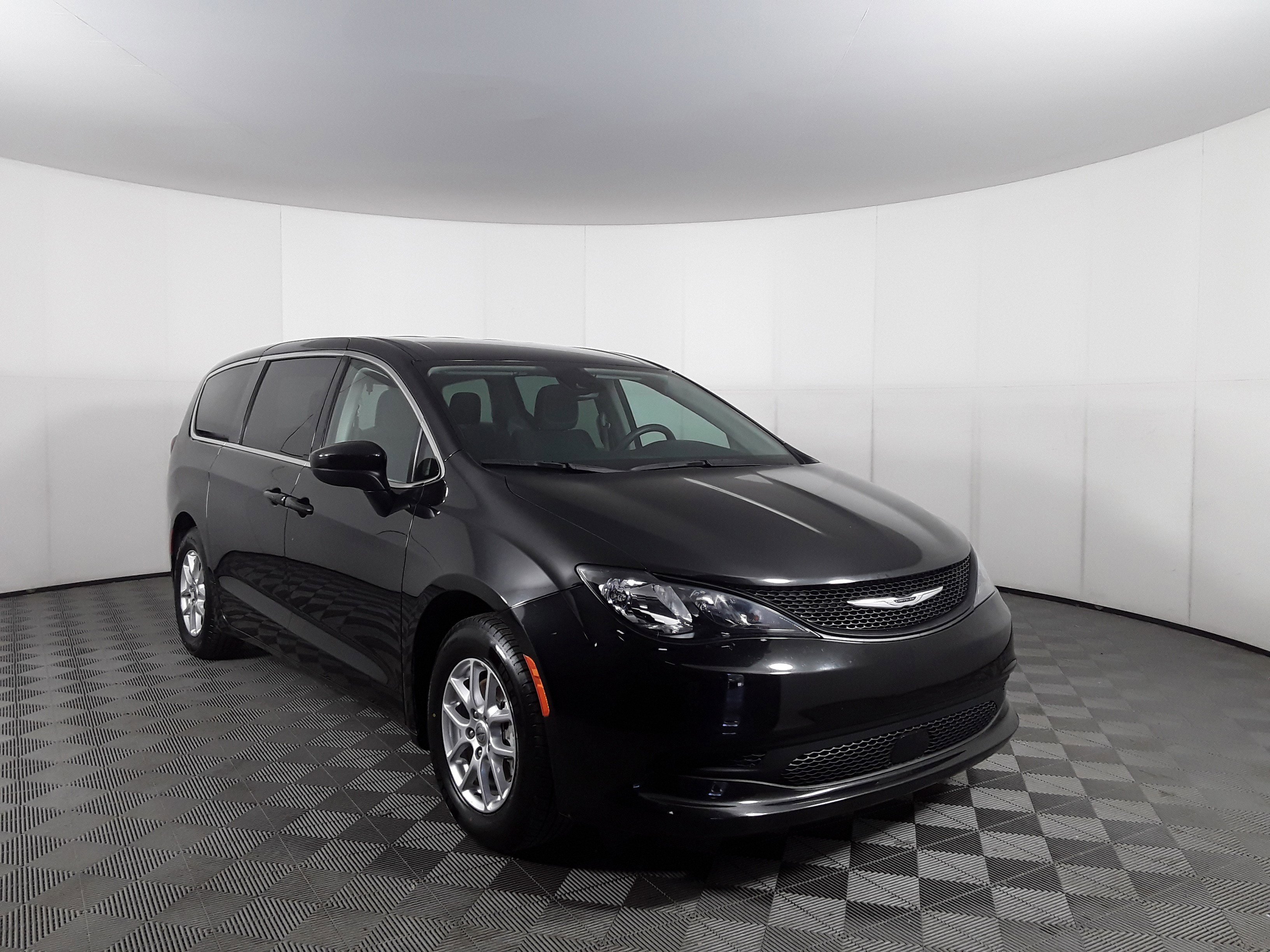 2023 Chrysler Voyager LX FWD