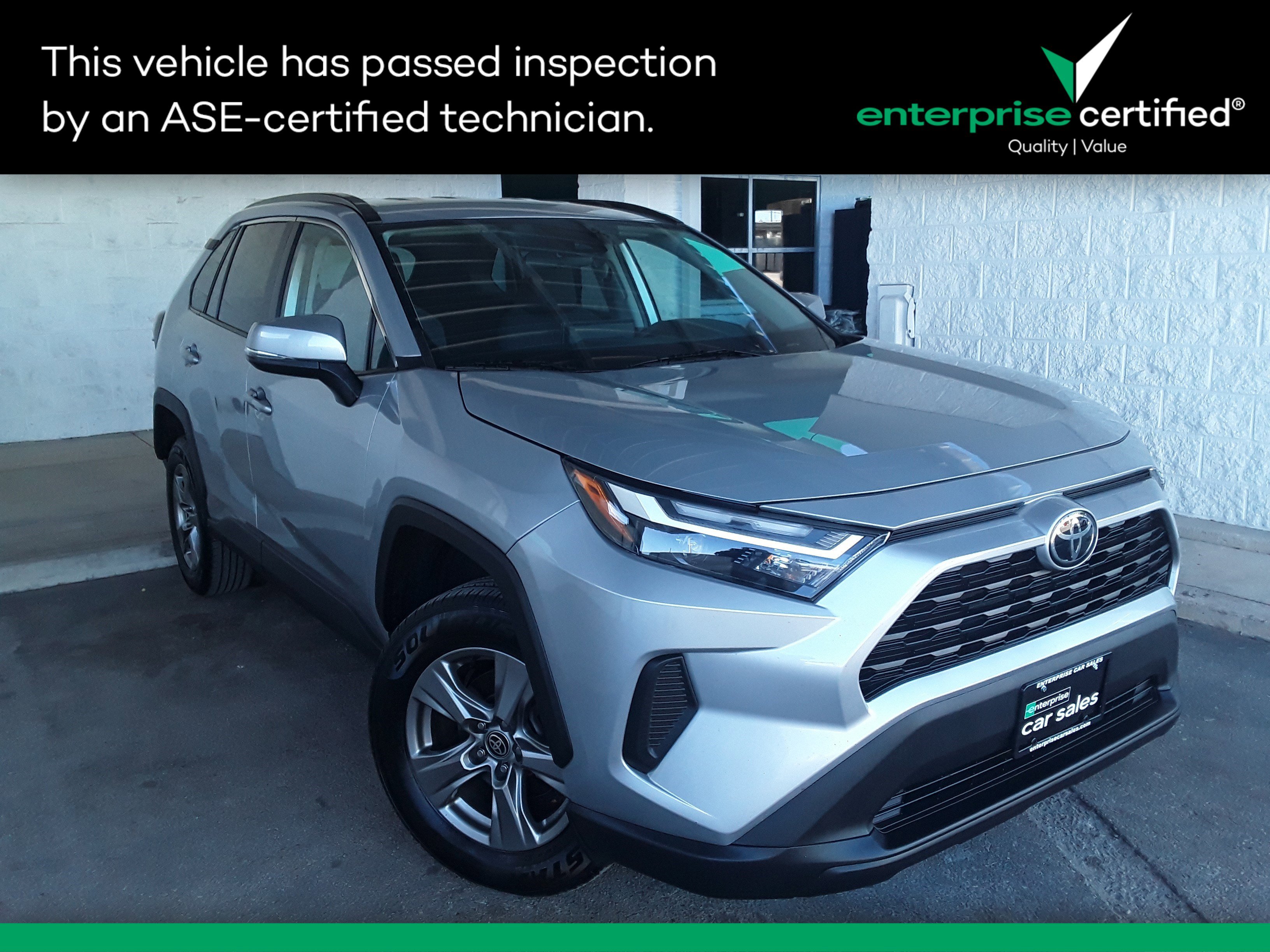 2024 Toyota RAV4 XLE's photo