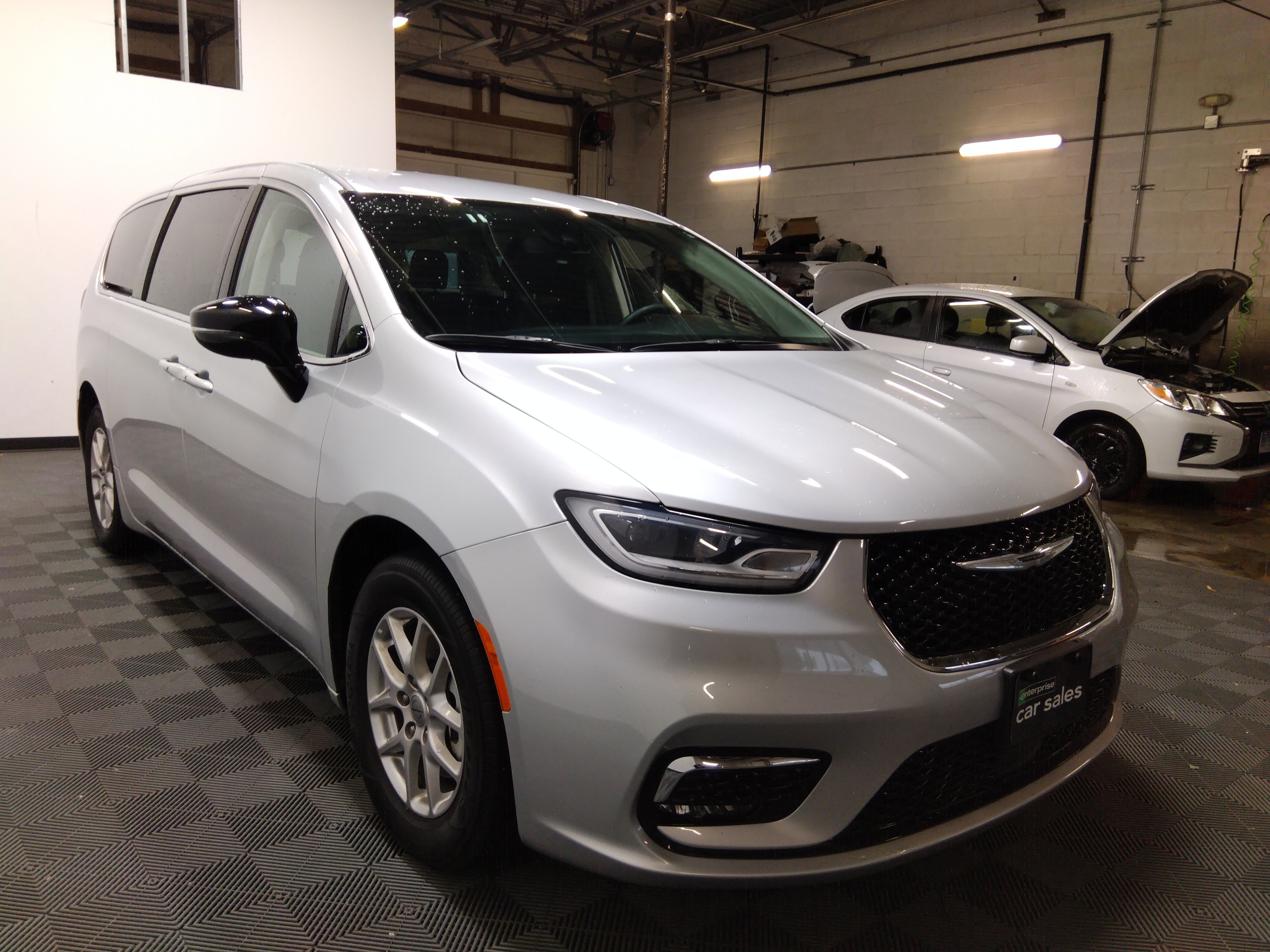 2024 Chrysler Pacifica Touring L's photo