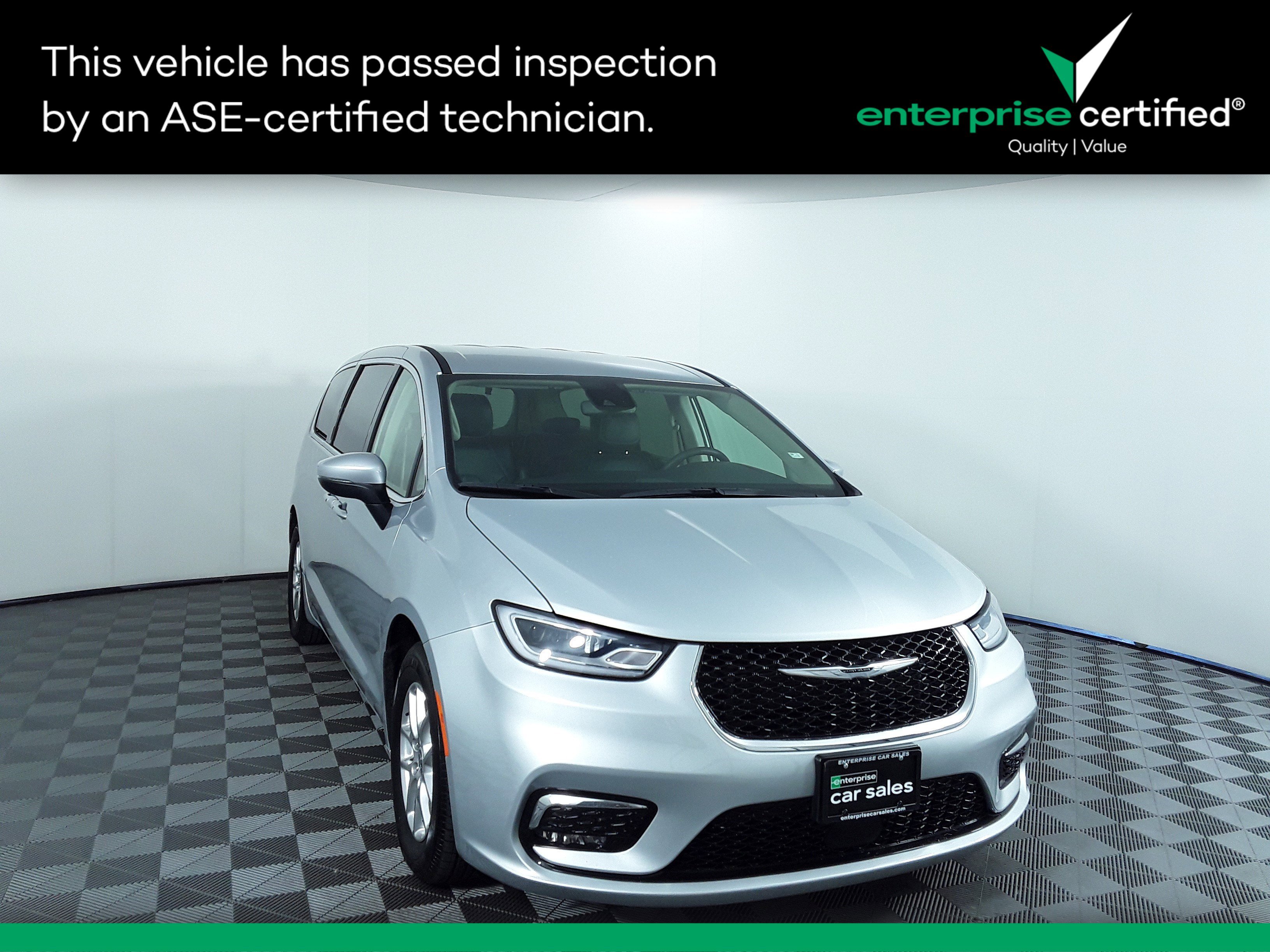 2023 Chrysler Pacifica Touring L's photo