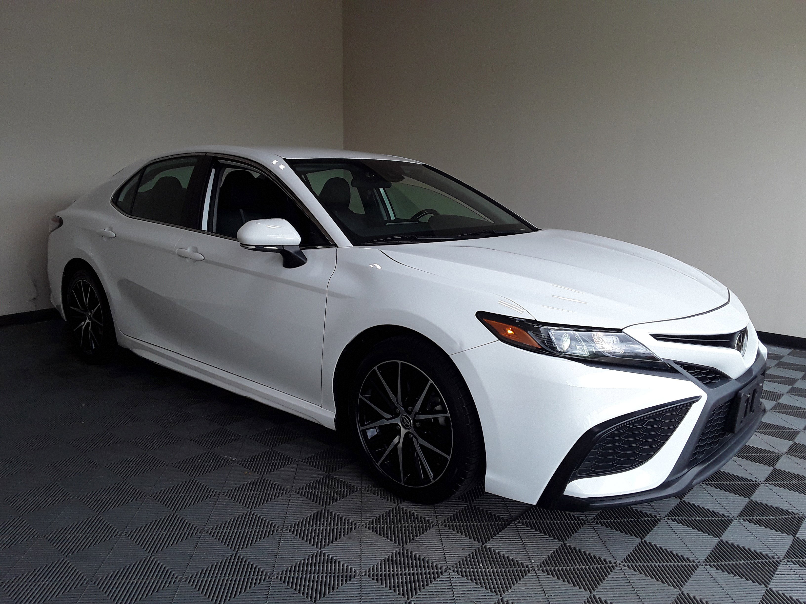 2022 Toyota Camry SE Auto
