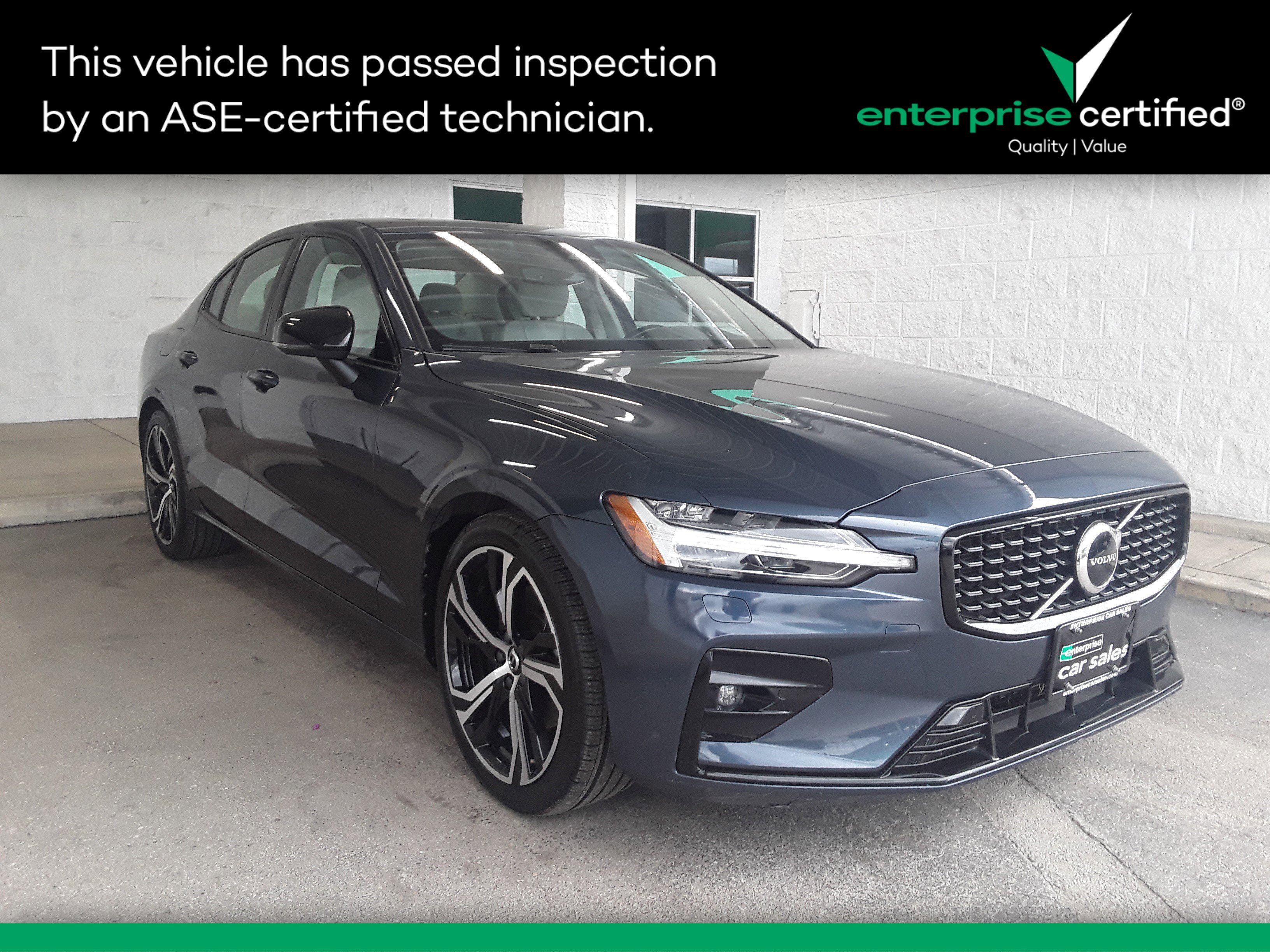 2024 Volvo S60 B5 AWD Core Dark Theme