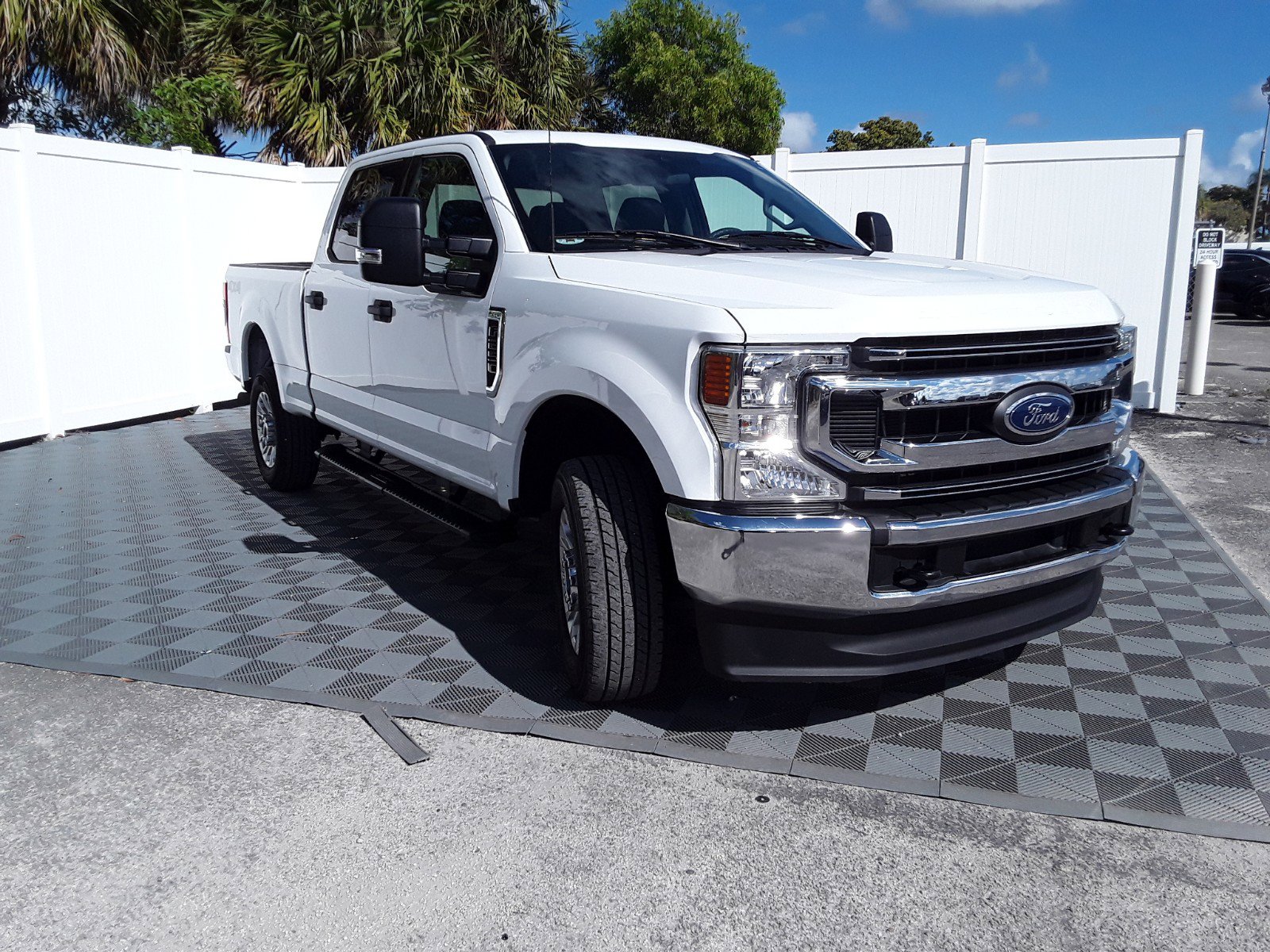 2022 Ford Super Duty F-250 SRW XLT 4WD Crew Cab 6.75' Box