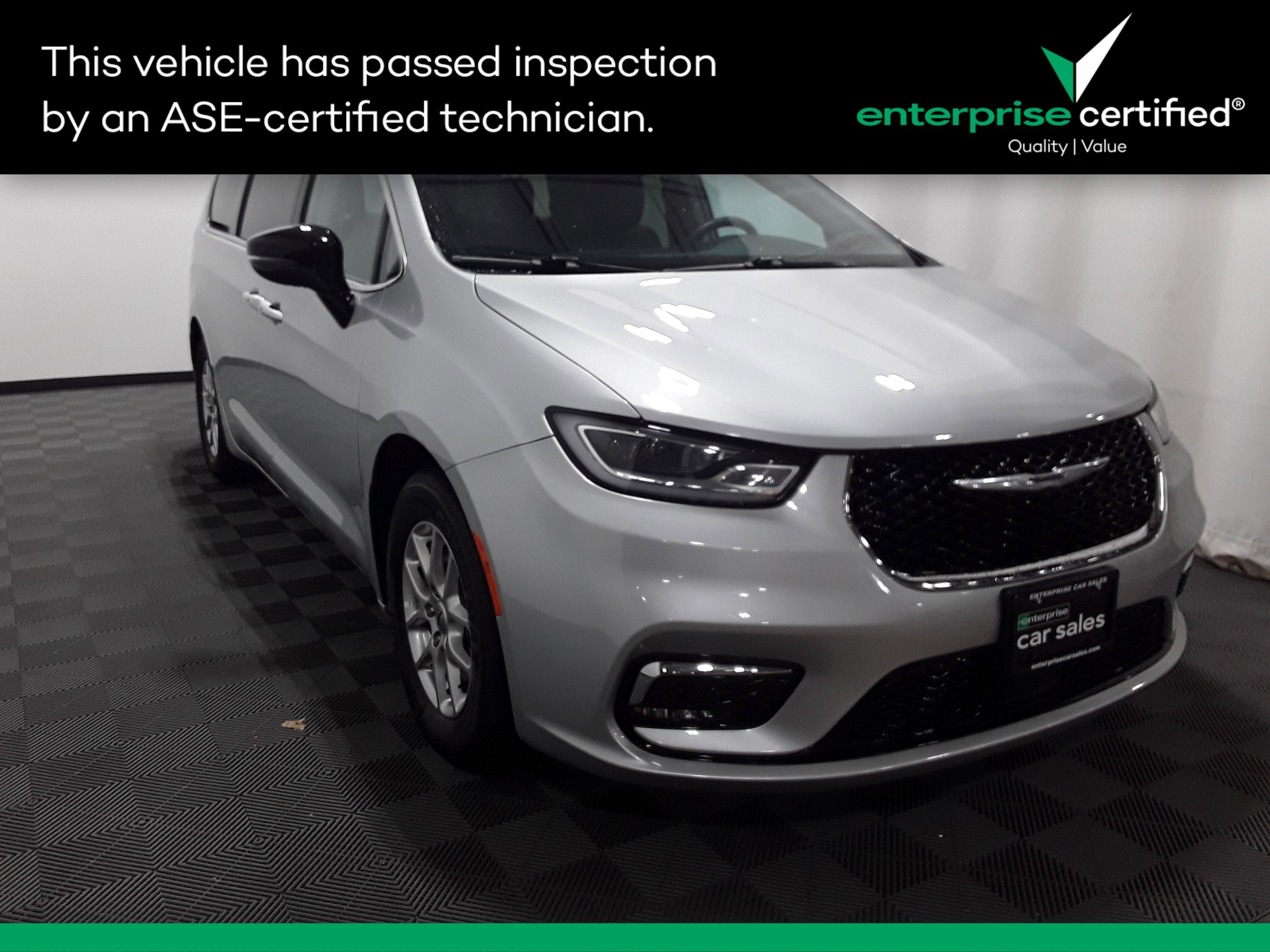 2024 Chrysler Pacifica Touring L's photo