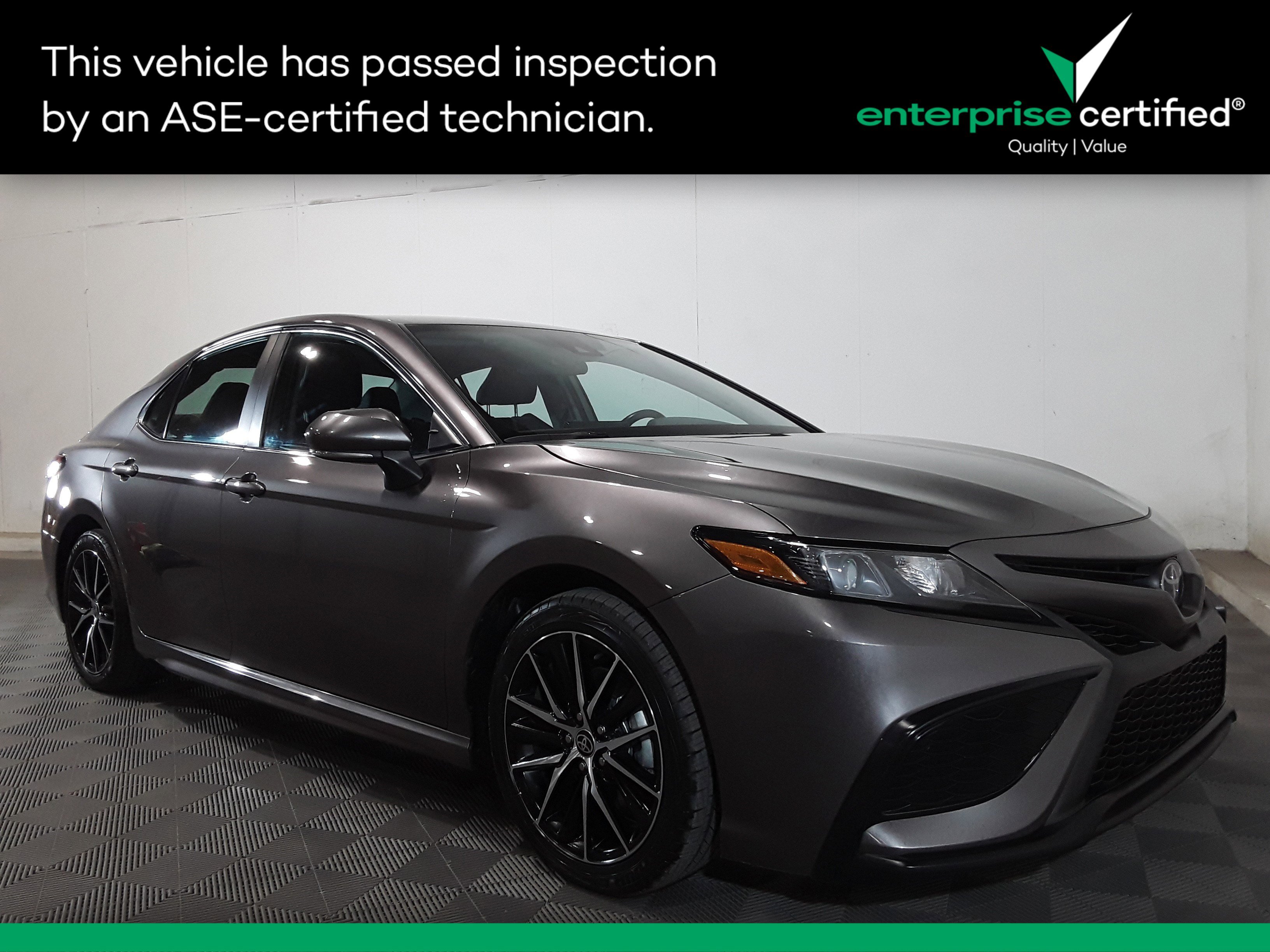 2023 Toyota Camry SE's photo