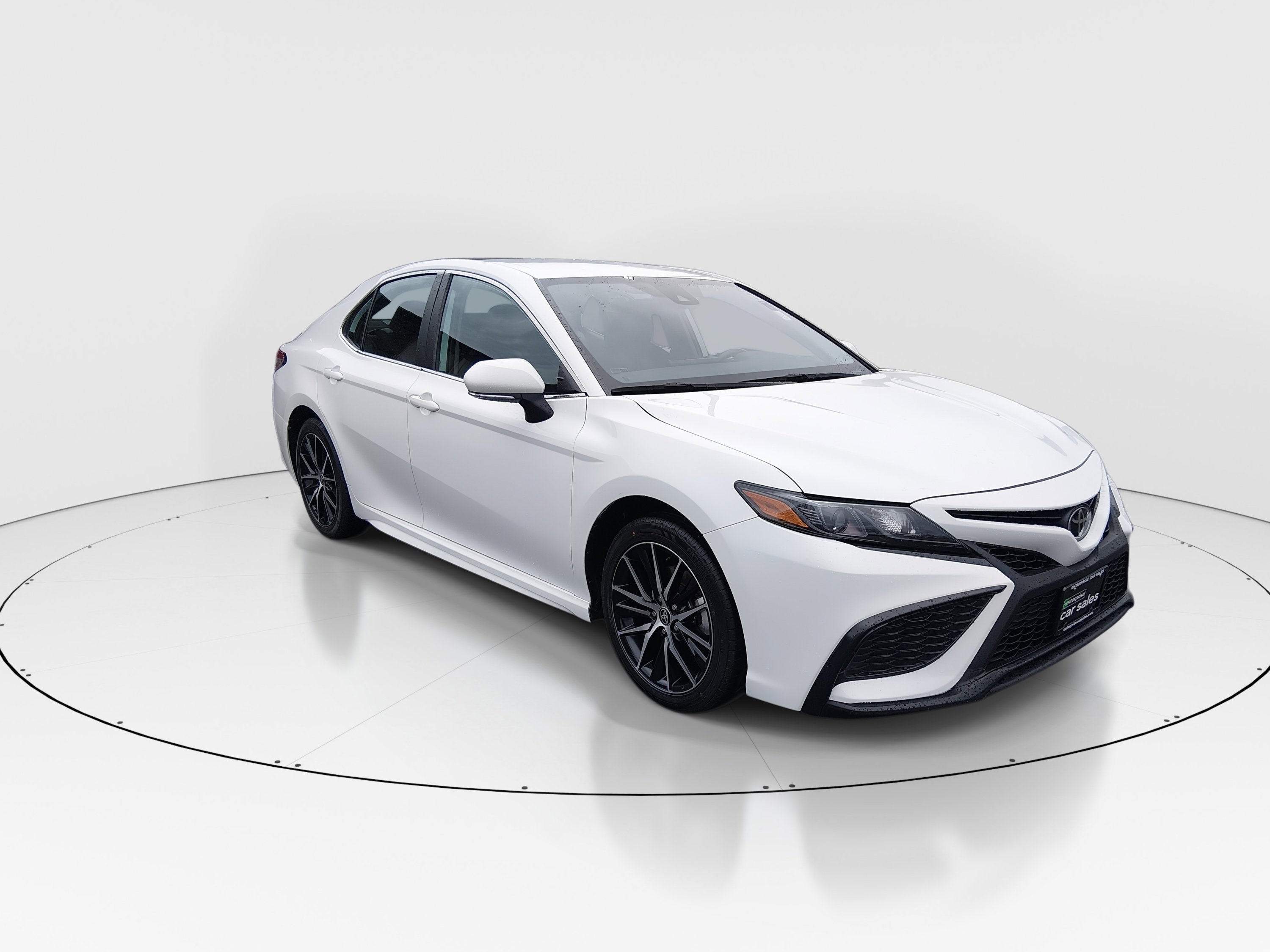 2024 Toyota Camry SE's photo