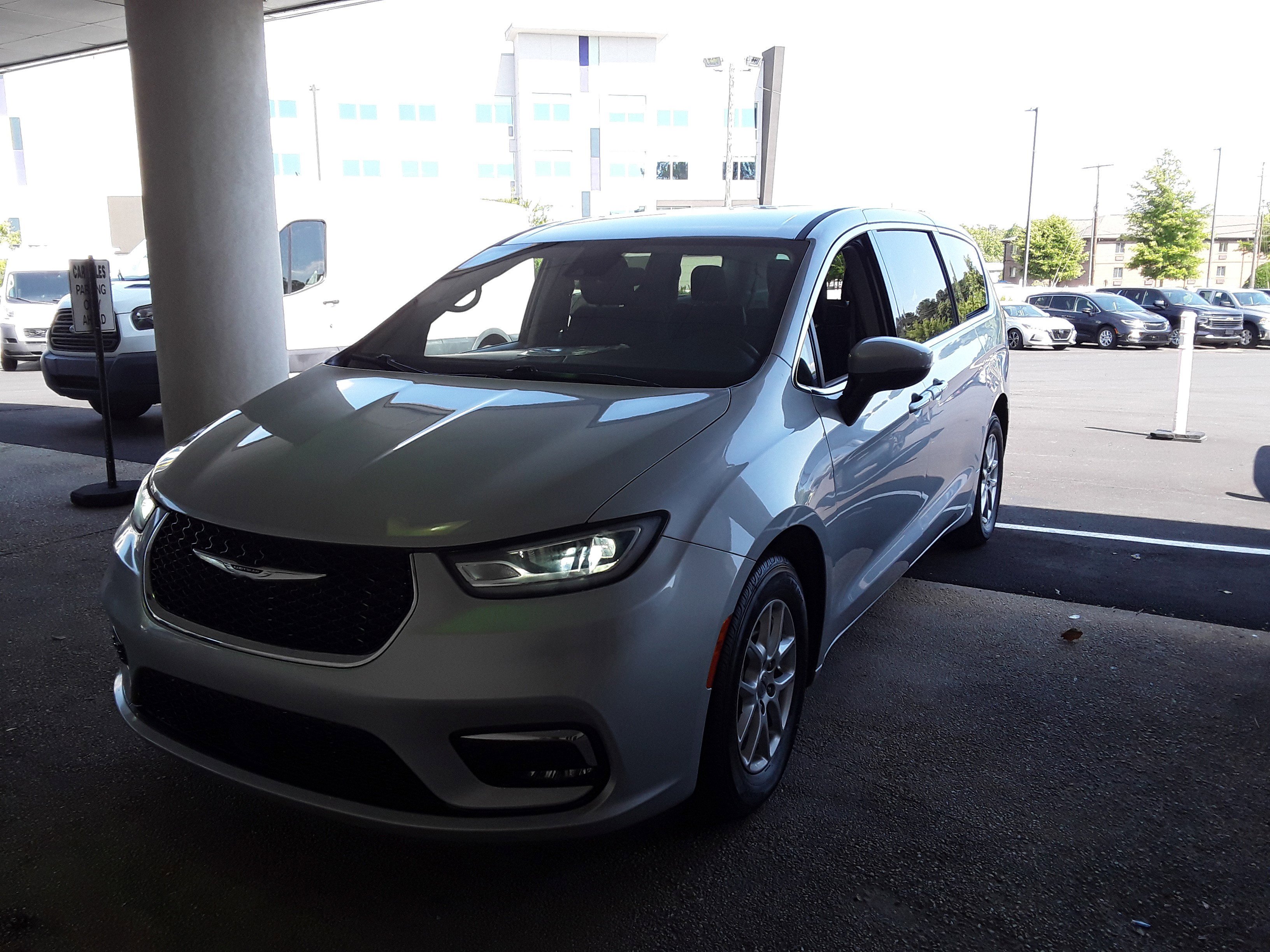 Image 4 of Used 2023 Chrysler Pacifica Touring L FWD