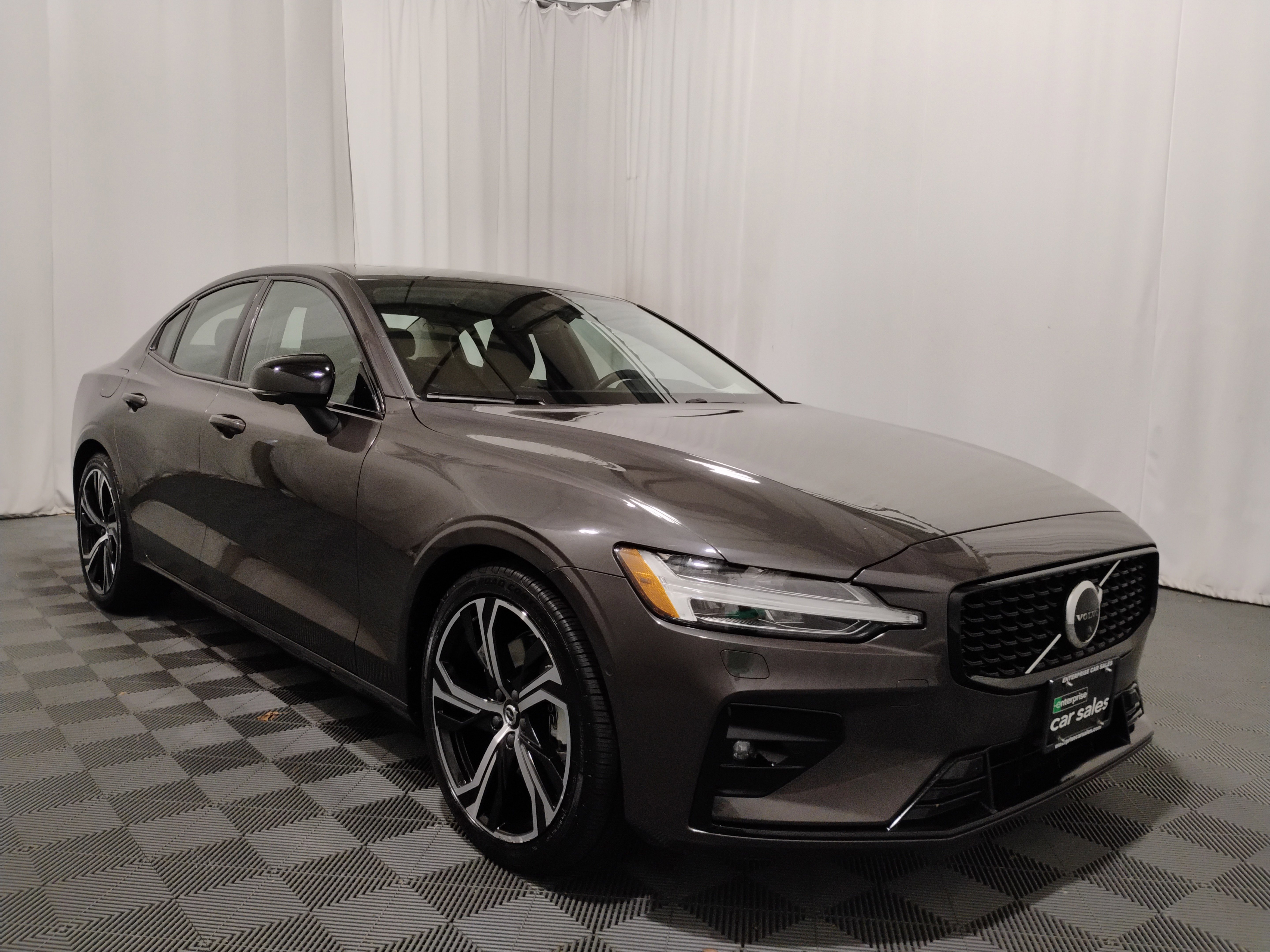 2024 Volvo S60 B5 FWD Plus Dark Theme