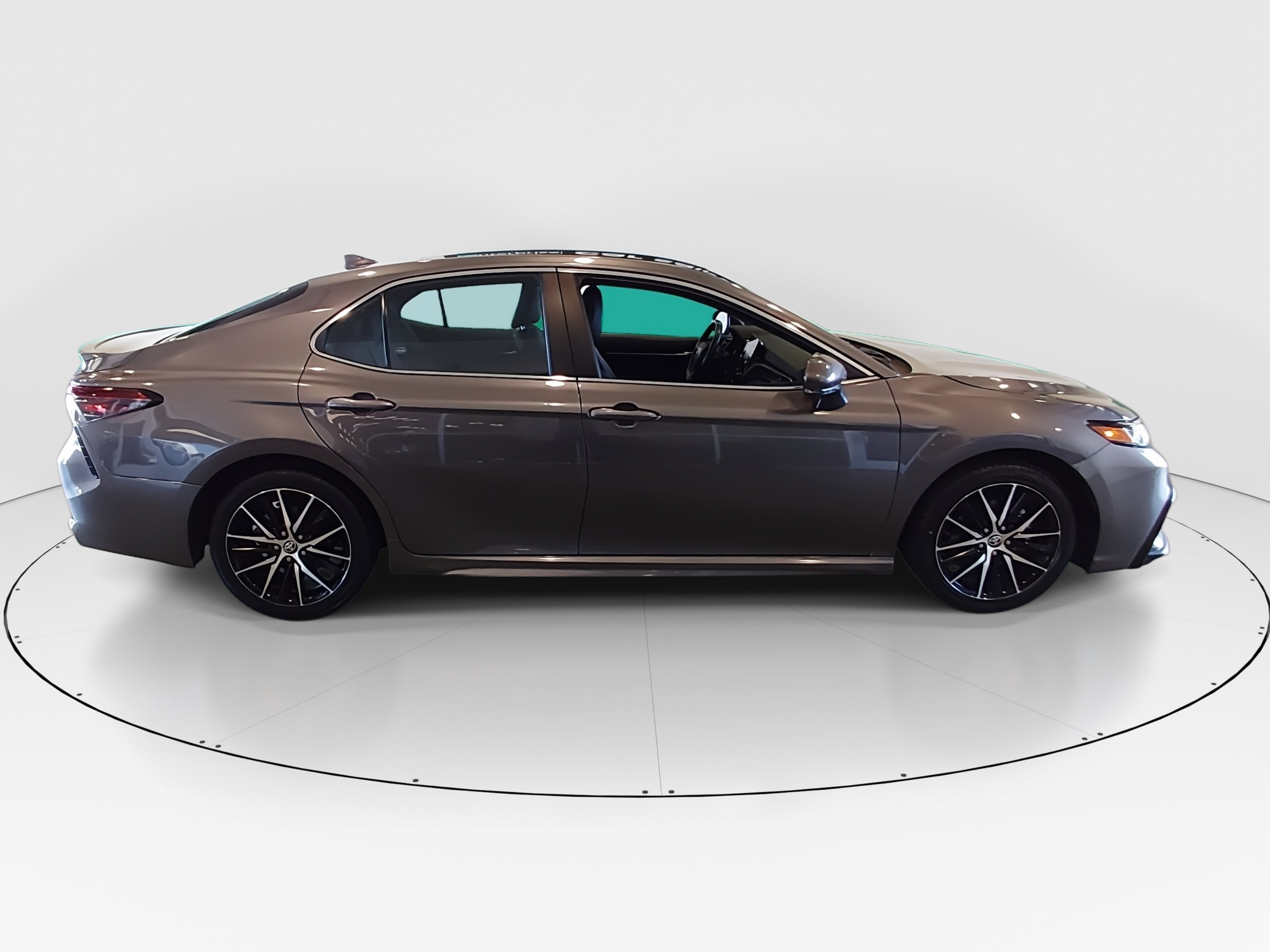 2024 Toyota Camry SE - Photo 8