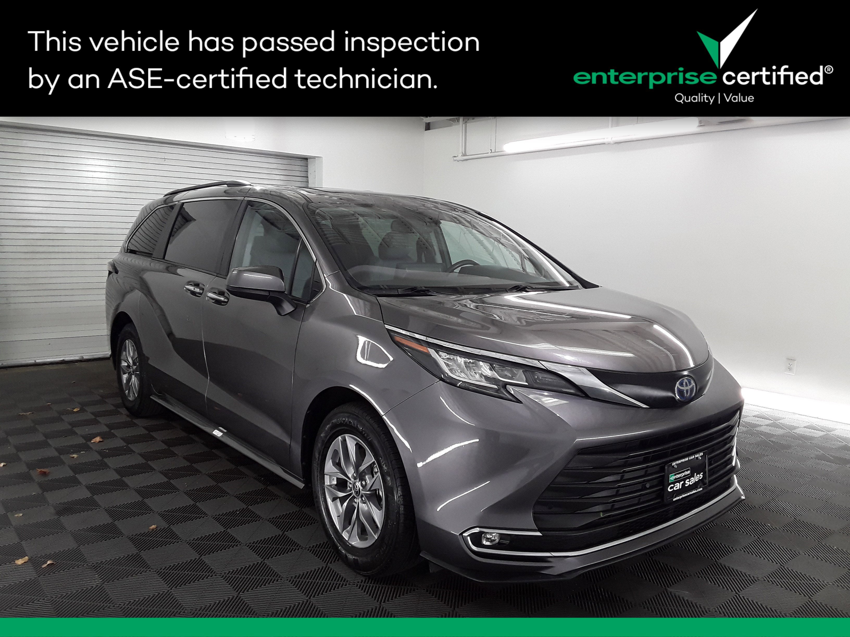 2023 Toyota Sienna XLE's photo