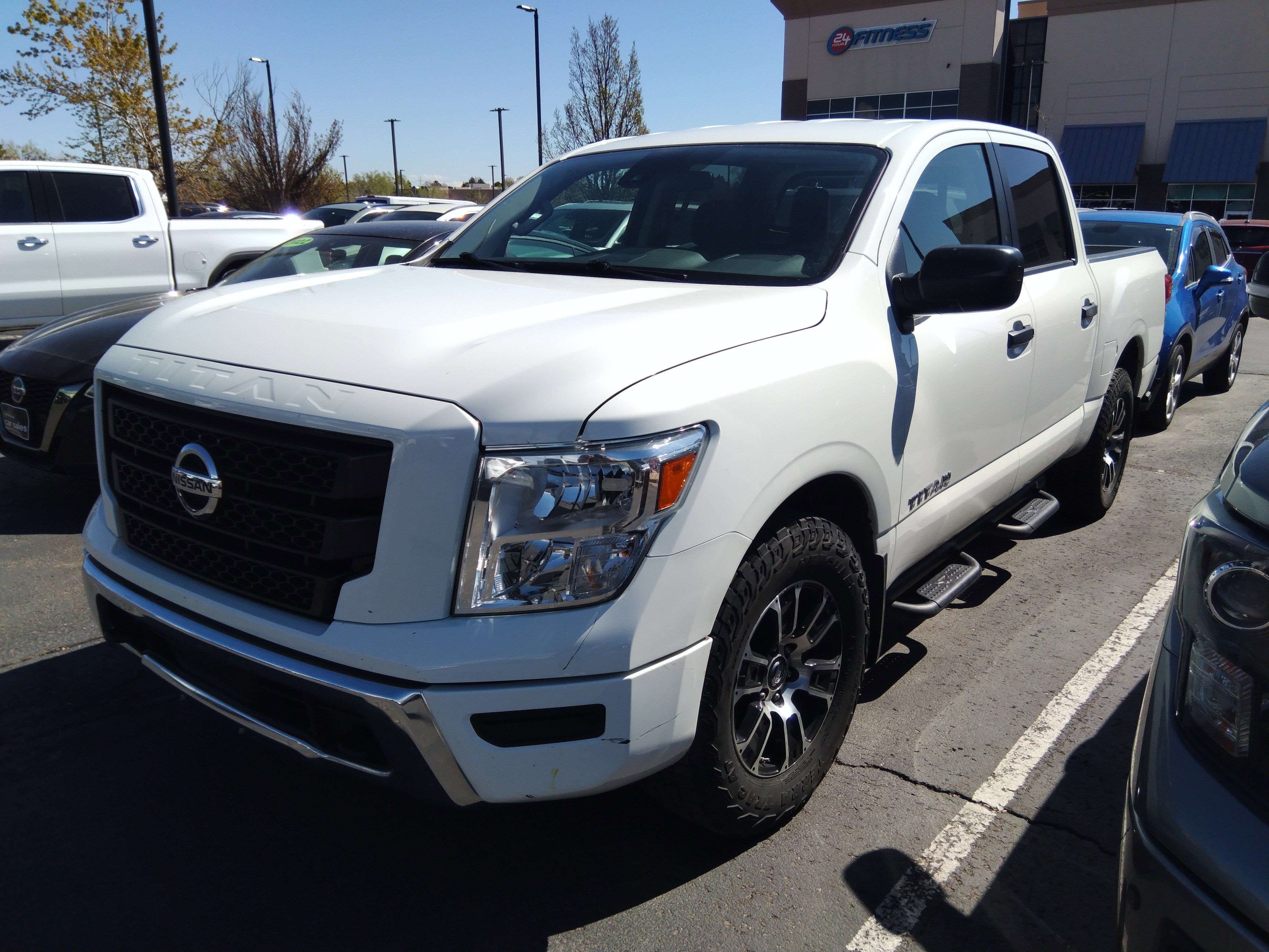 2022 Nissan Titan 4x4 Crew Cab SV