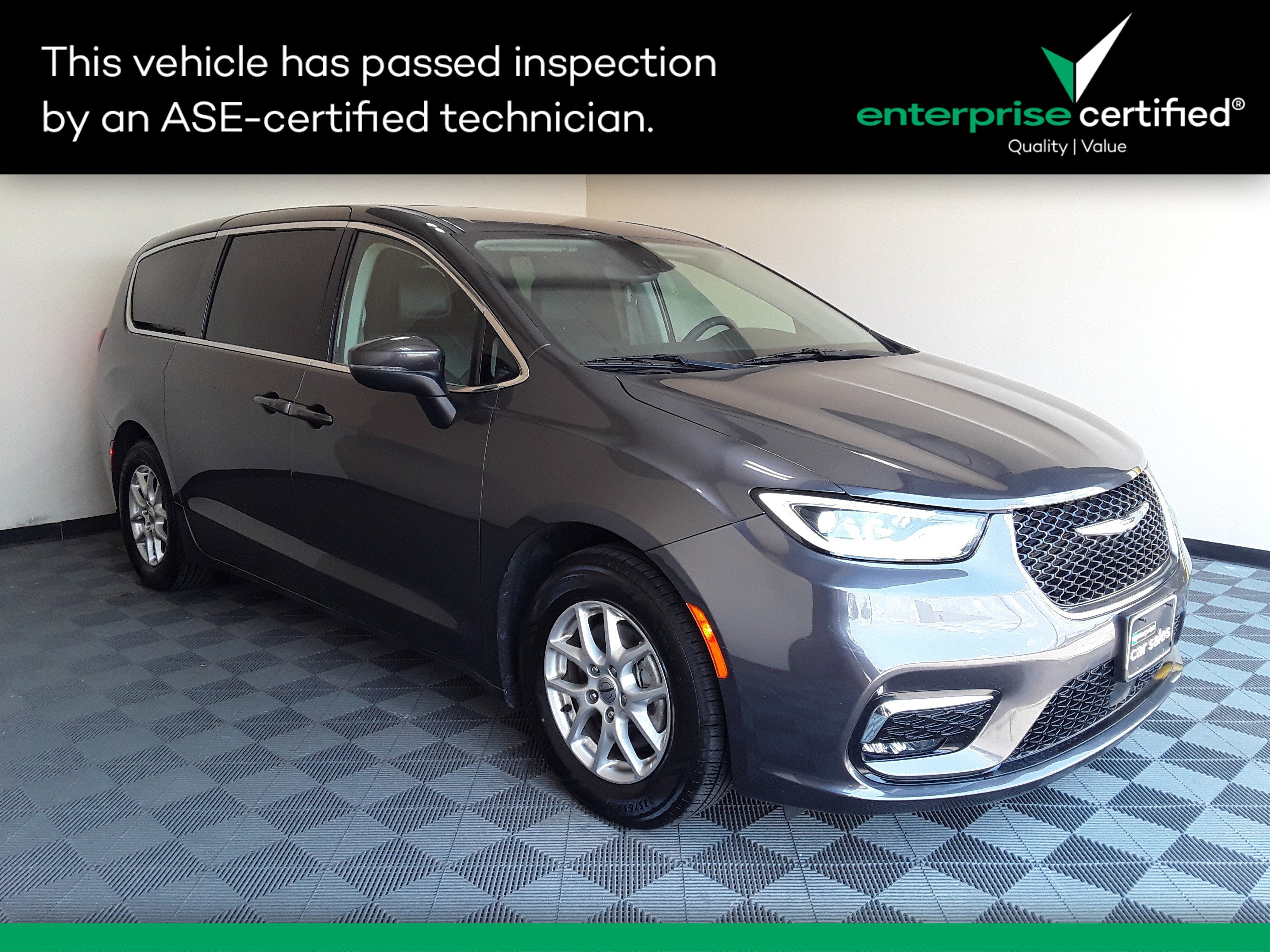 2023 Chrysler Pacifica Touring L's photo