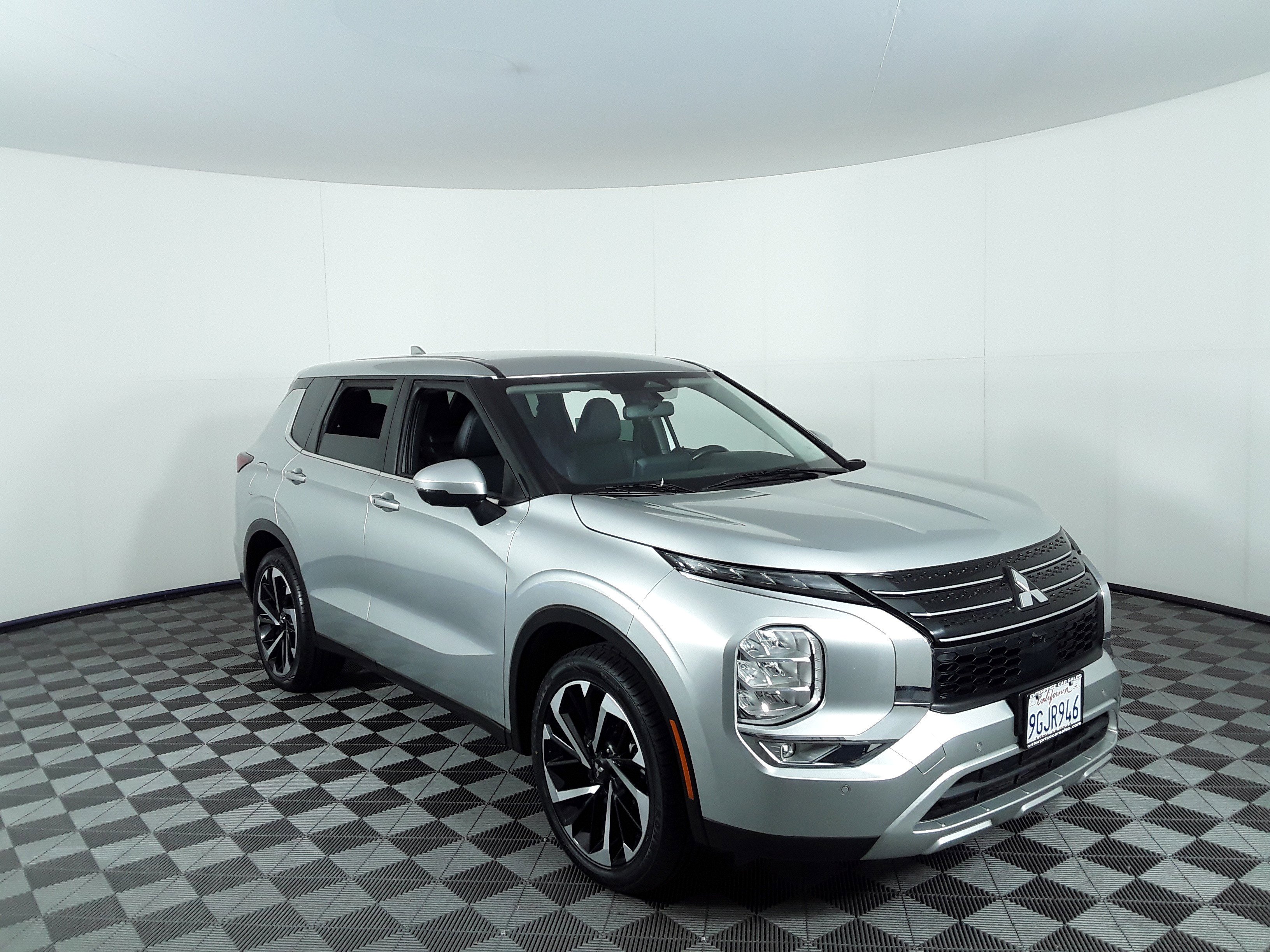 2023 Mitsubishi Outlander SE's photo