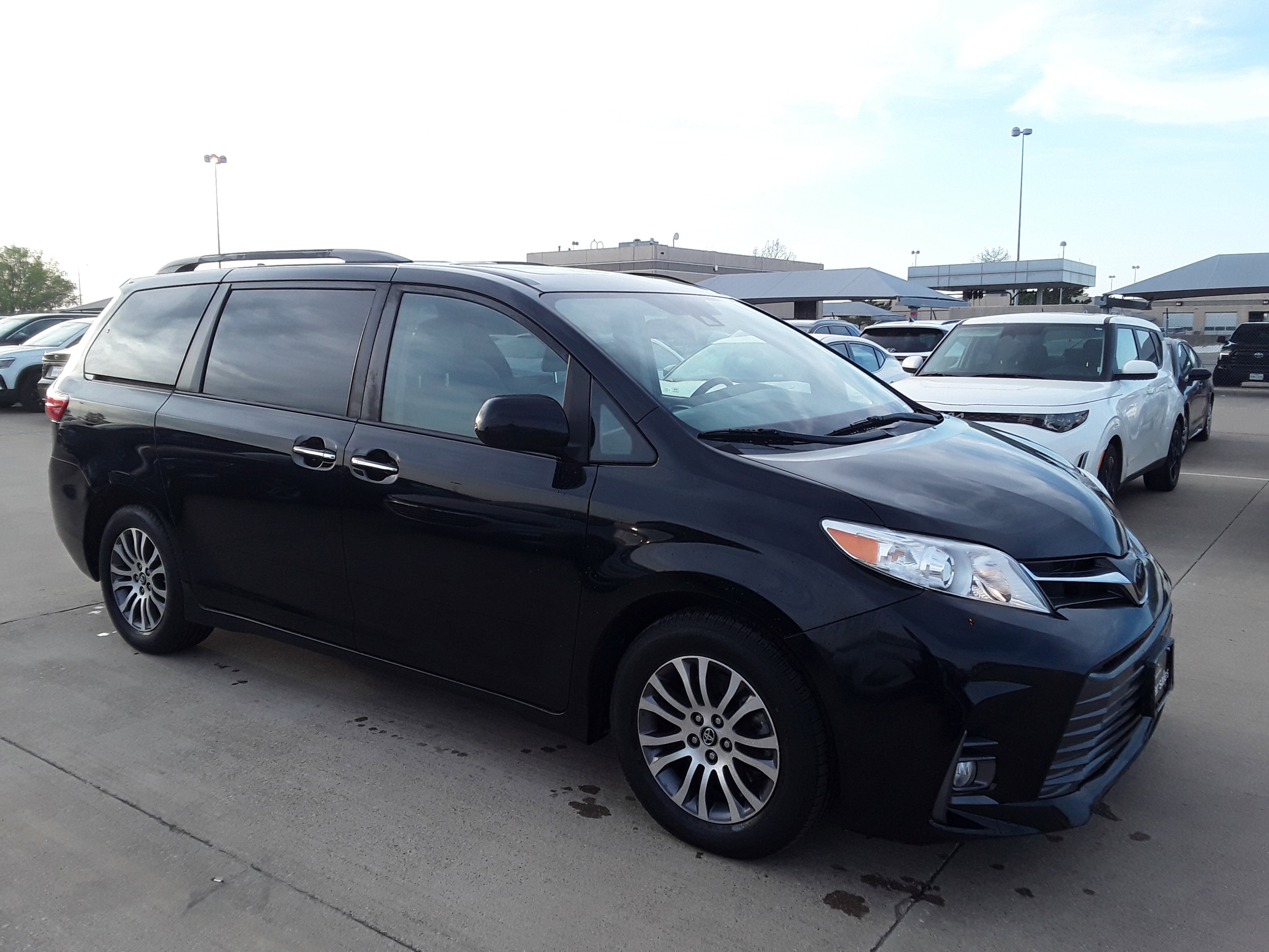 2020 Toyota Sienna XLE FWD 8-Passenger