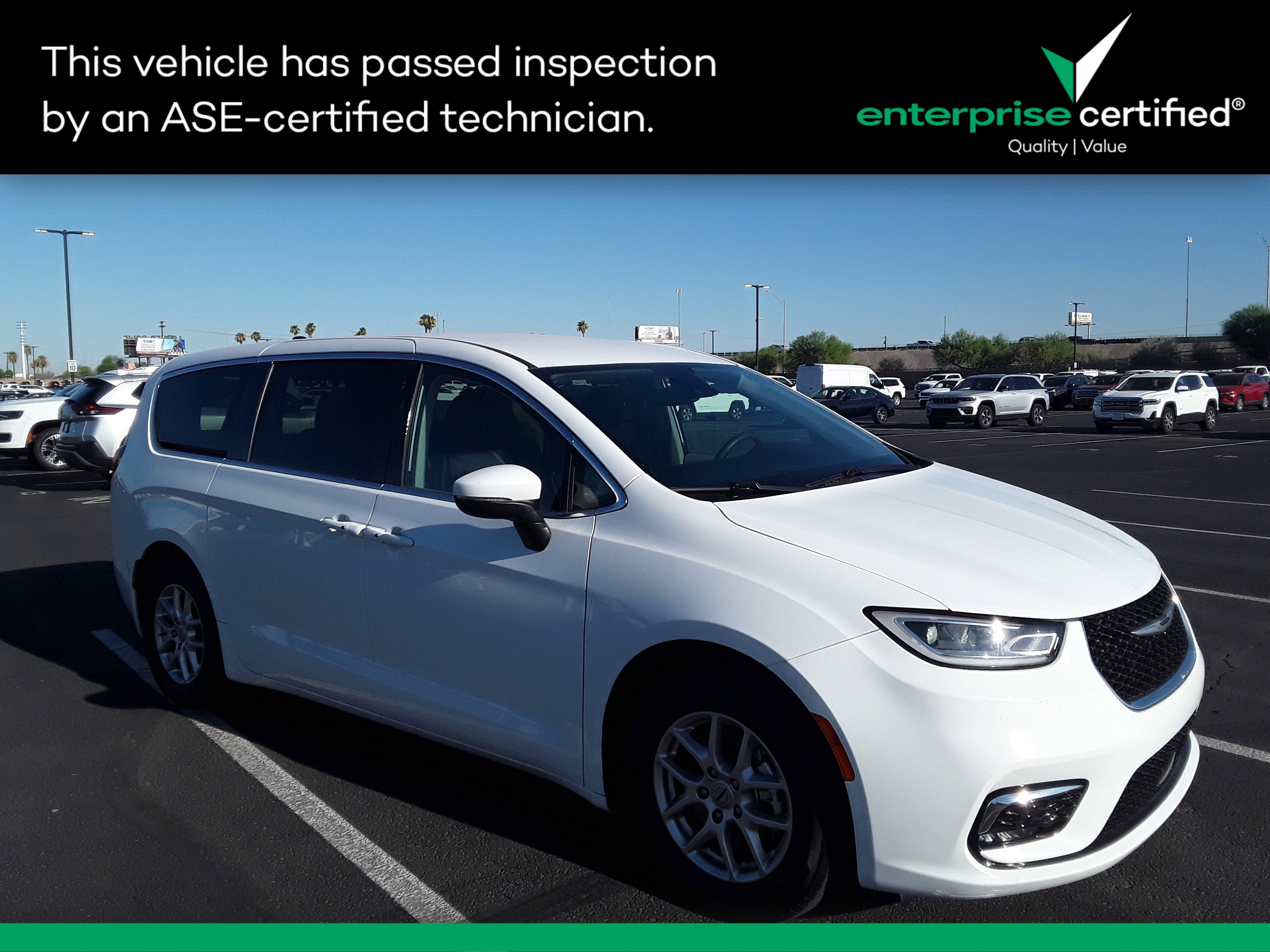 2023 Chrysler Pacifica Touring L's photo