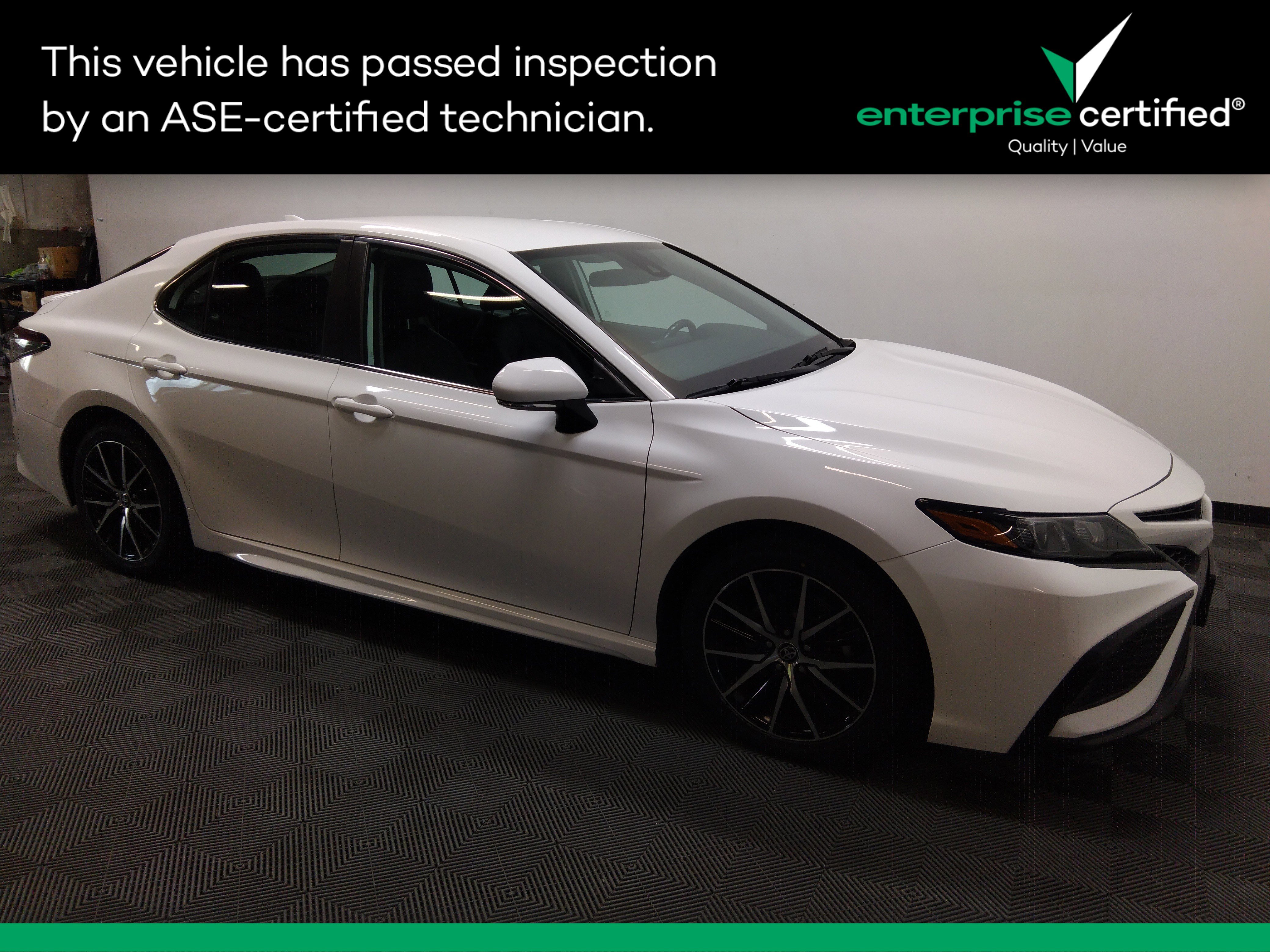 2023 Toyota Camry SE's photo